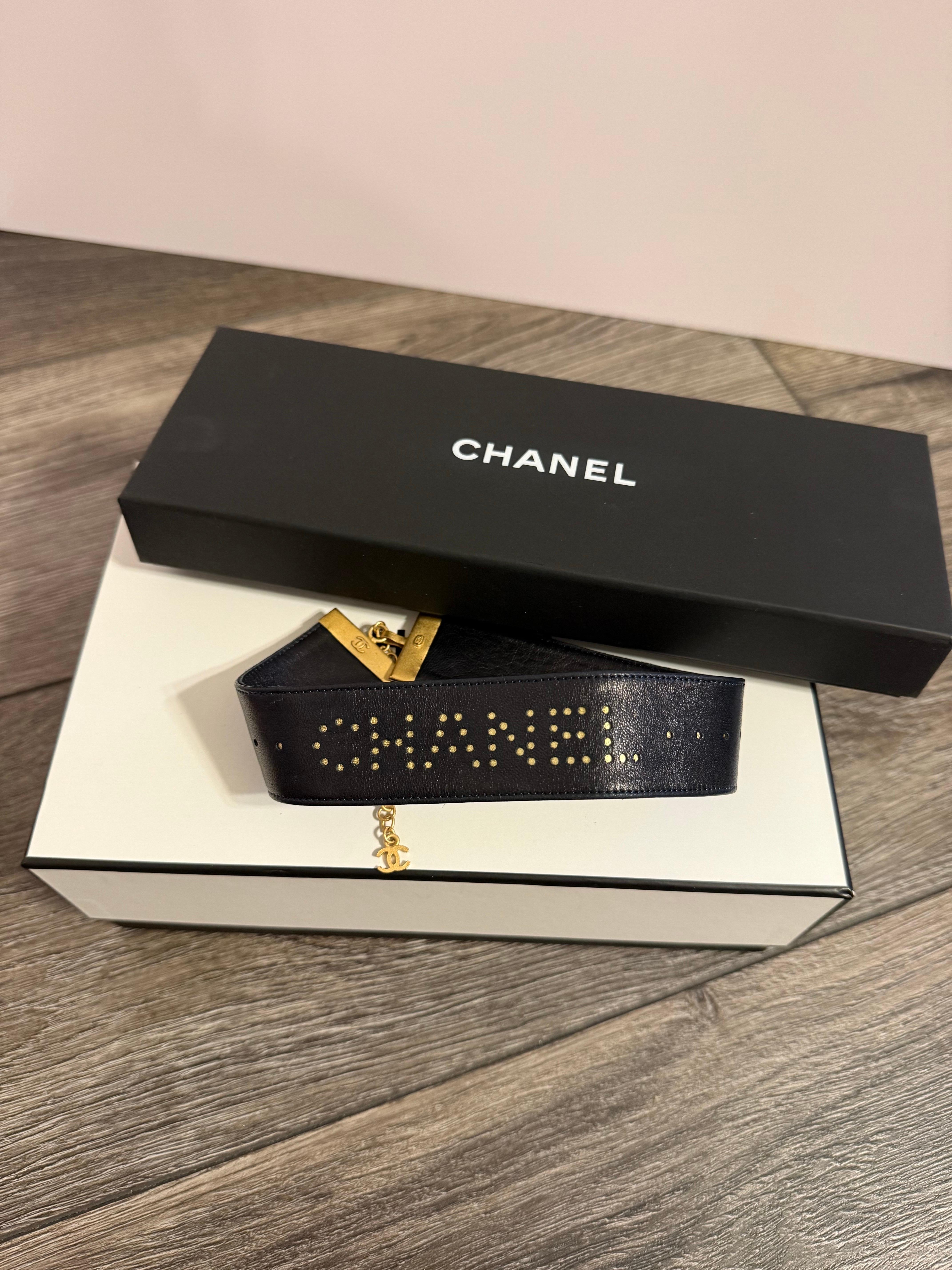 Collana girocollo Chanel in pelle nera, regolabile
100% autentico
Prodotto in Francia
Collezione'S del 2000
Pelle e cristalli
Le condizioni generali sono molto buone, a parte una leggera usura e graffi. 
Viene fornito con scatola