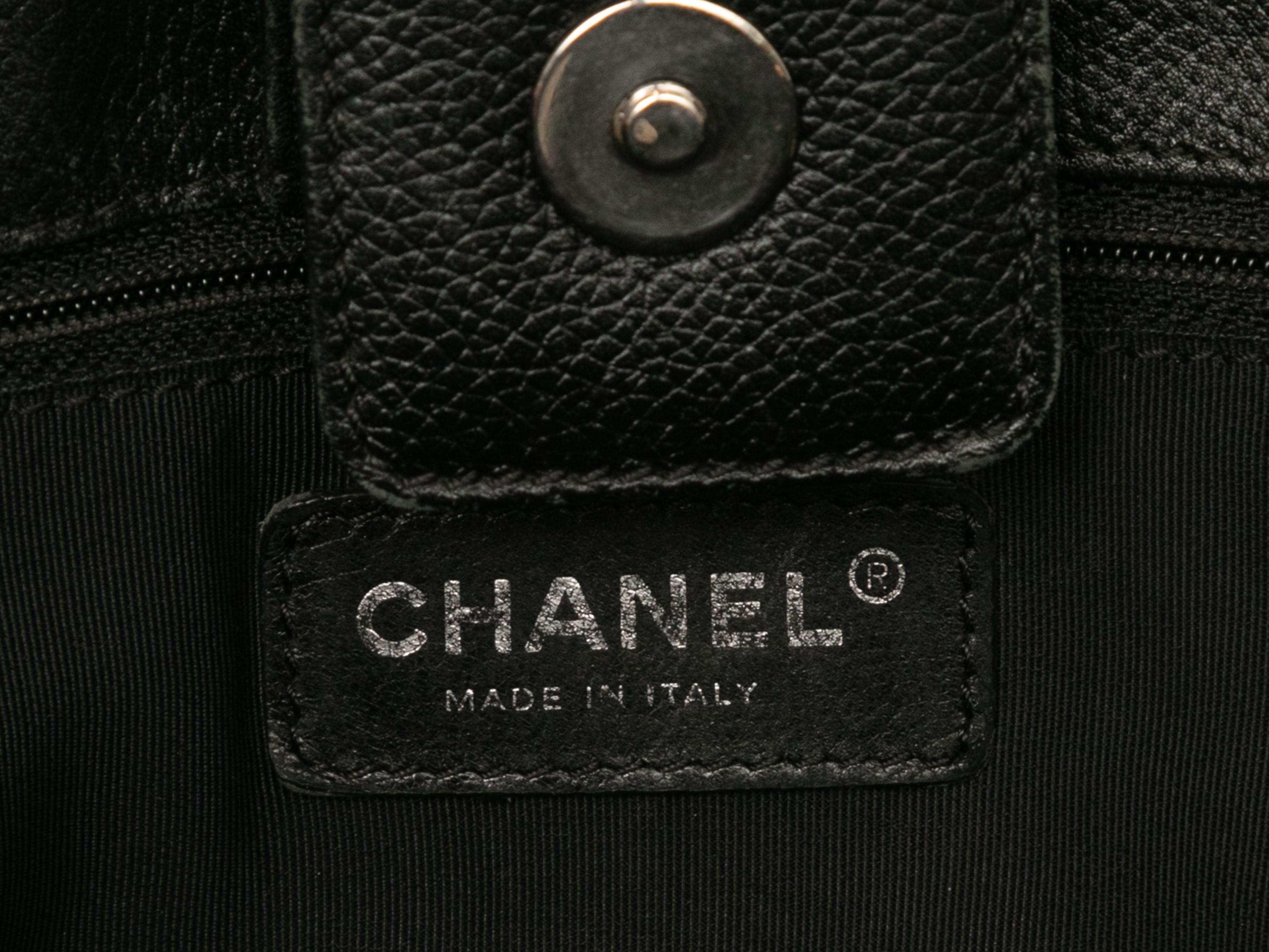 Schwarze Chanel Medium Executive Cerf Tote. Die Medium Executive Cerf Tote hat einen Lederkorpus, silberfarbene Beschläge, zwei gerollte Schulterriemen, eine CC-Drehverschlusstasche vorne und einen Magnetverschluss oben. 13,75