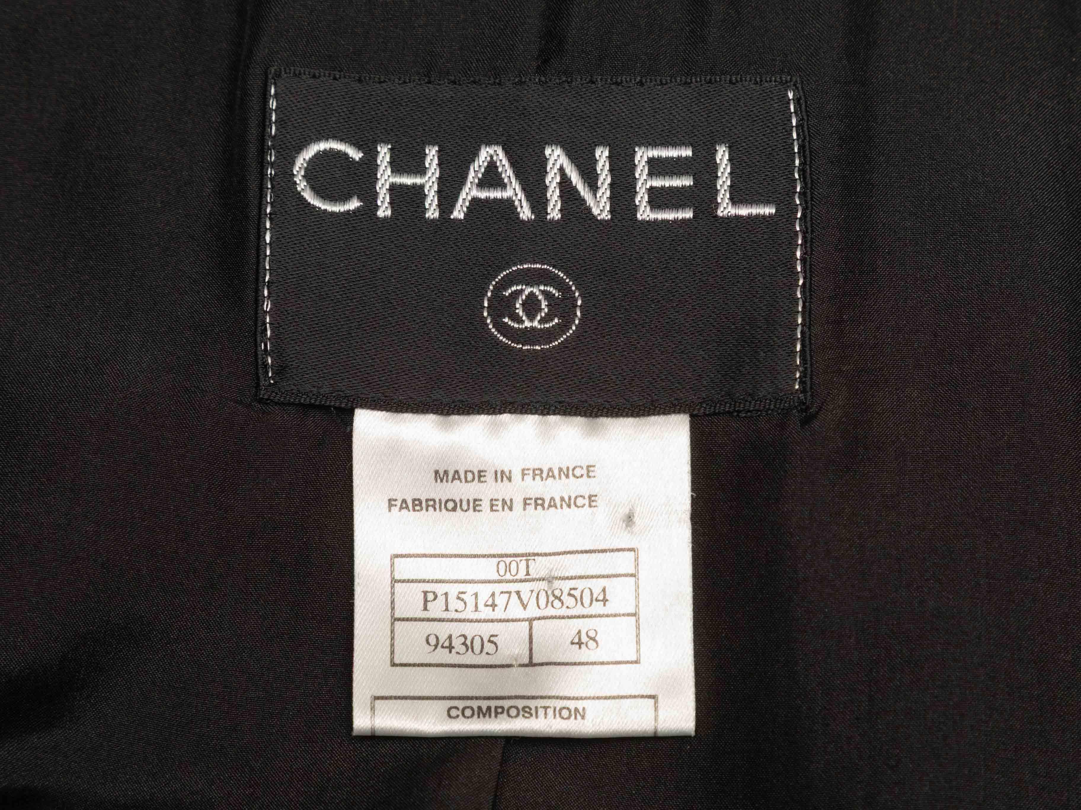 Blazer en laine métallisée noire de Chanel. Revers cranté. Fermeture à bouton unique sur le devant. Poitrine 42