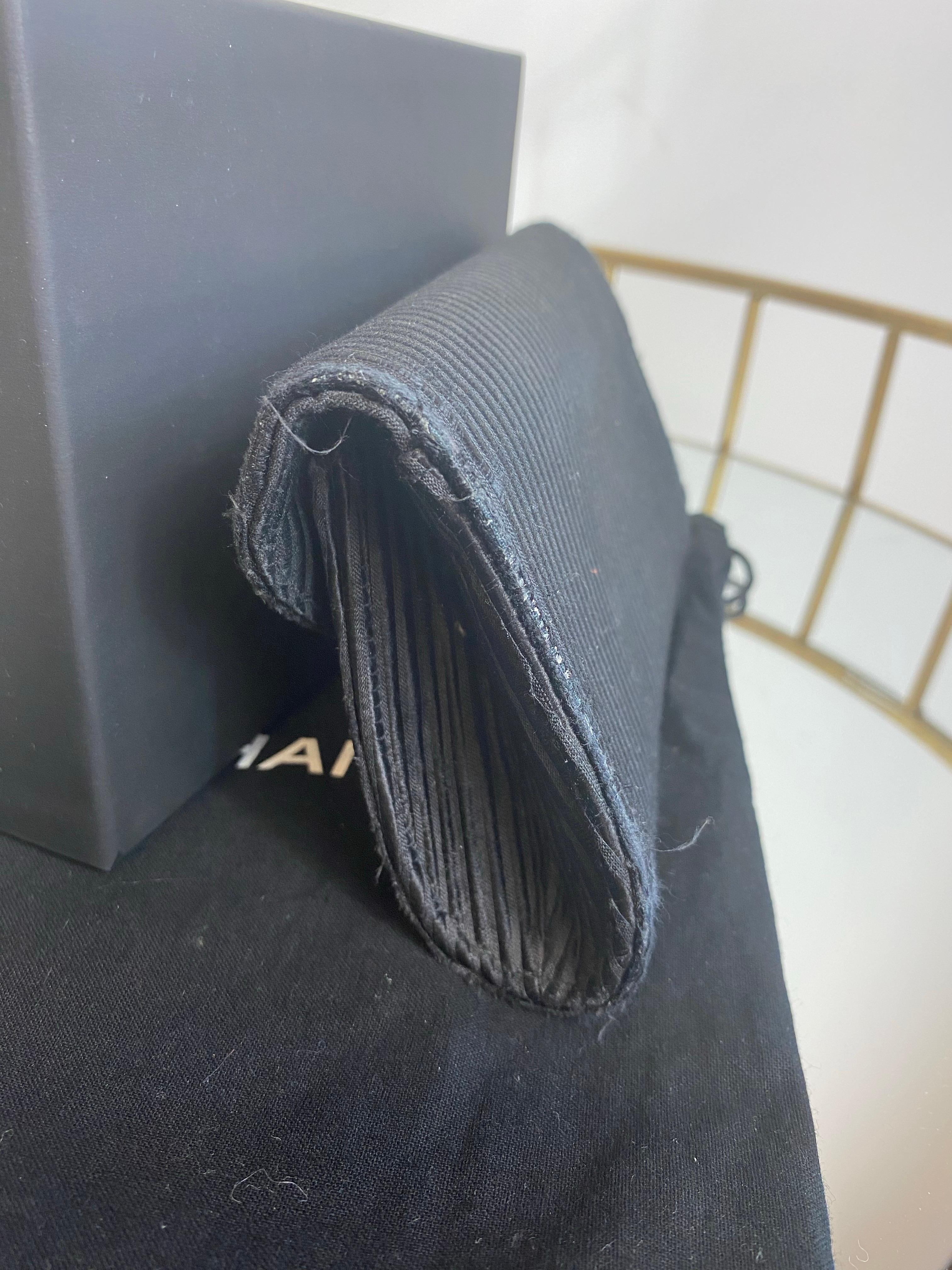 Embrague Chanel negro con polvo y caja original.
Altura 11 cm.
Anchura 16 cm.
Buen estado, presenta signos de uso como se muestra en las fotos.