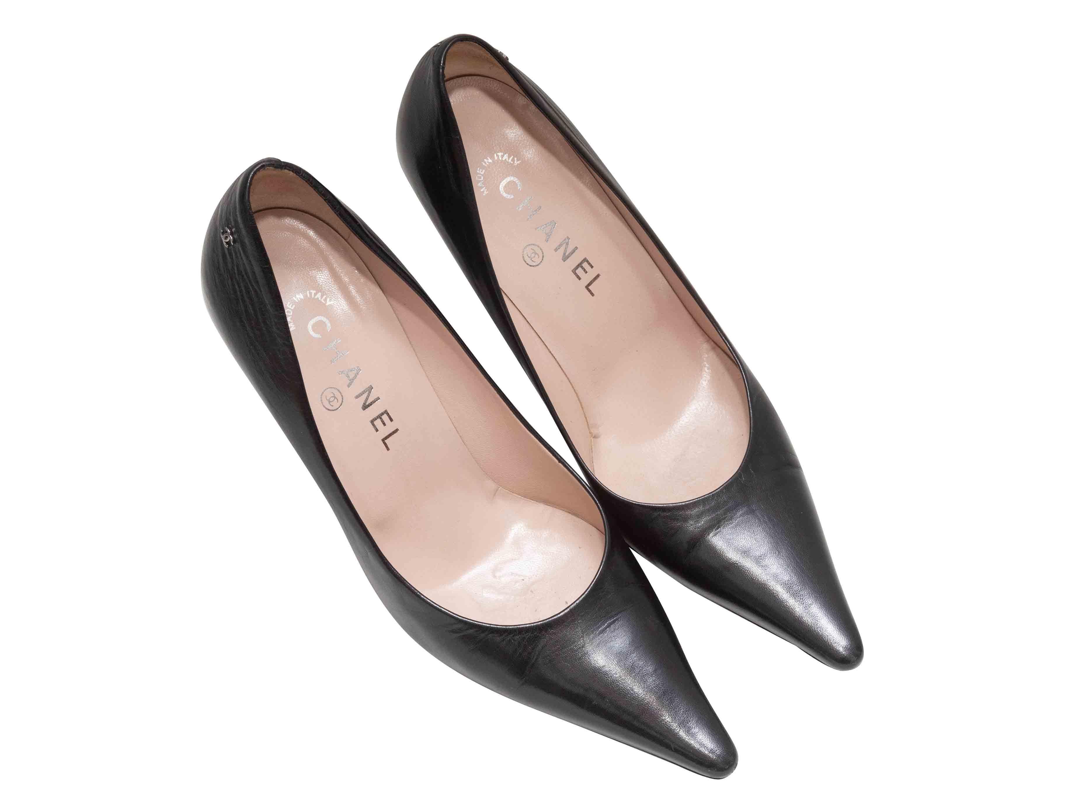 Décolleté a punta in pelle nera di Chanel. Altezza tacco 3,5