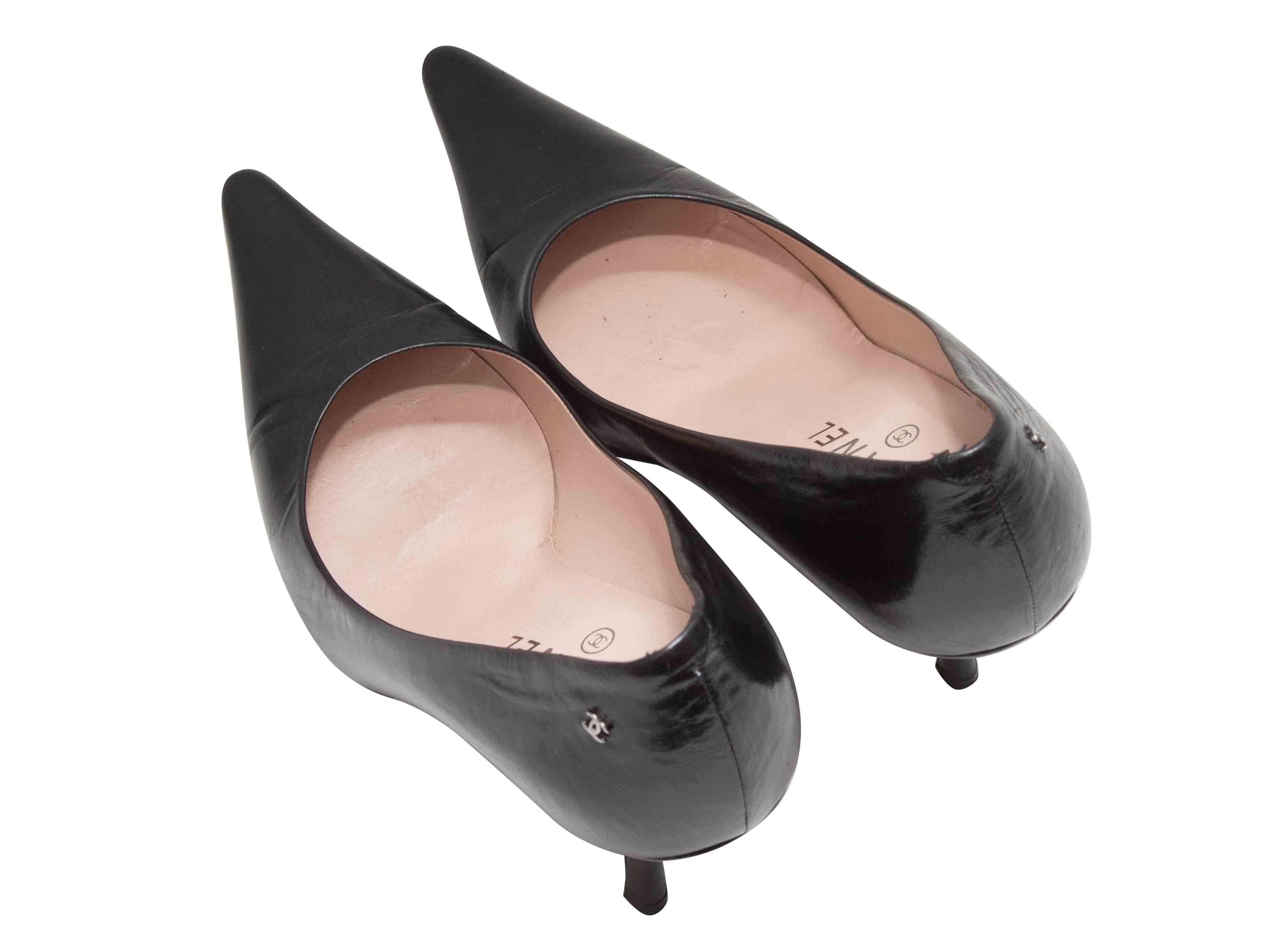 Nero Décolleté a punta in pelle nera Chanel misura 38 in vendita