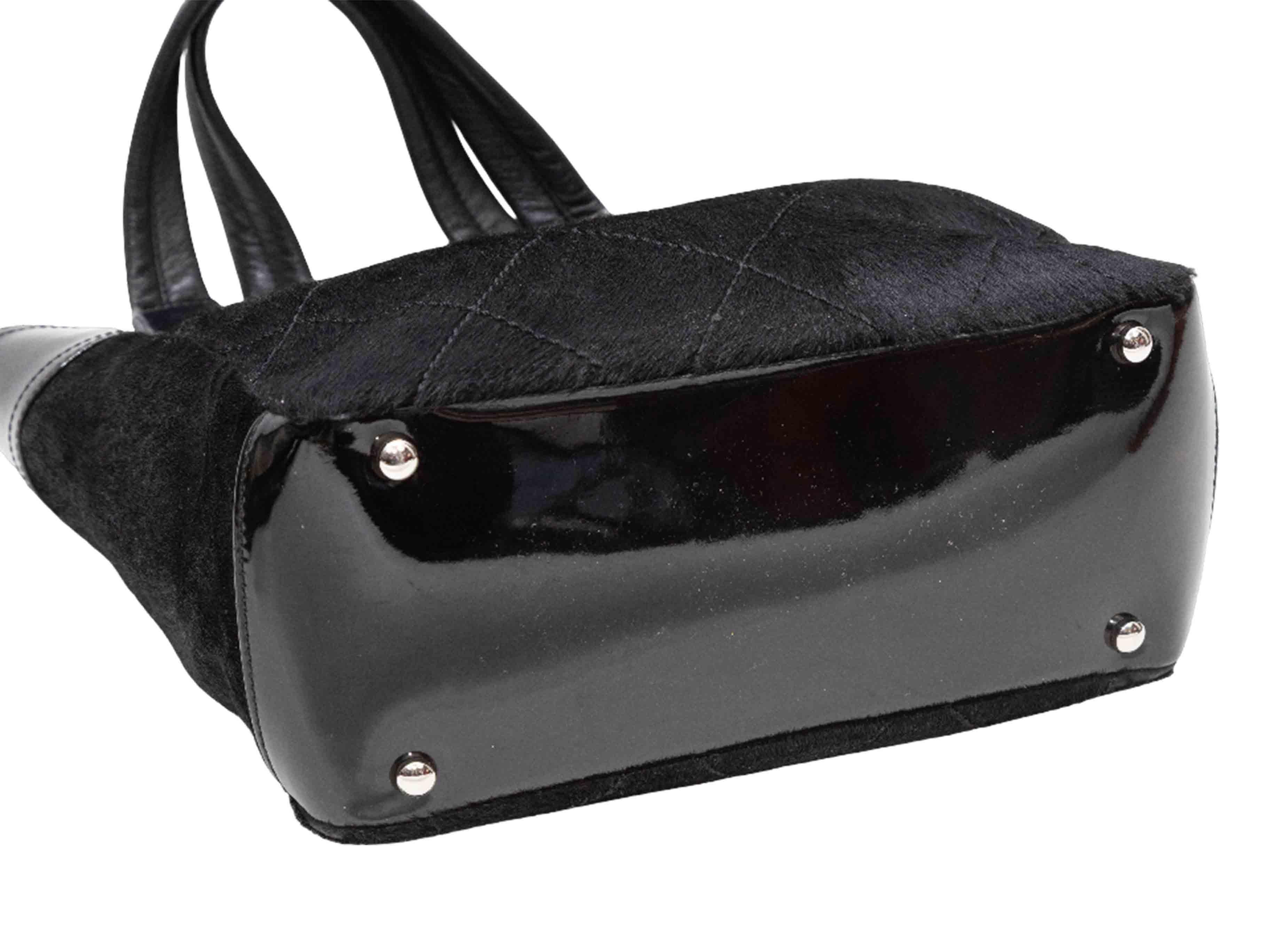 Borsa Chanel nera in cavallino e vernice. Questa tote presenta un corpo in cavallino e vernice, finiture in argento, doppia tracolla e chiusura con zip. 12