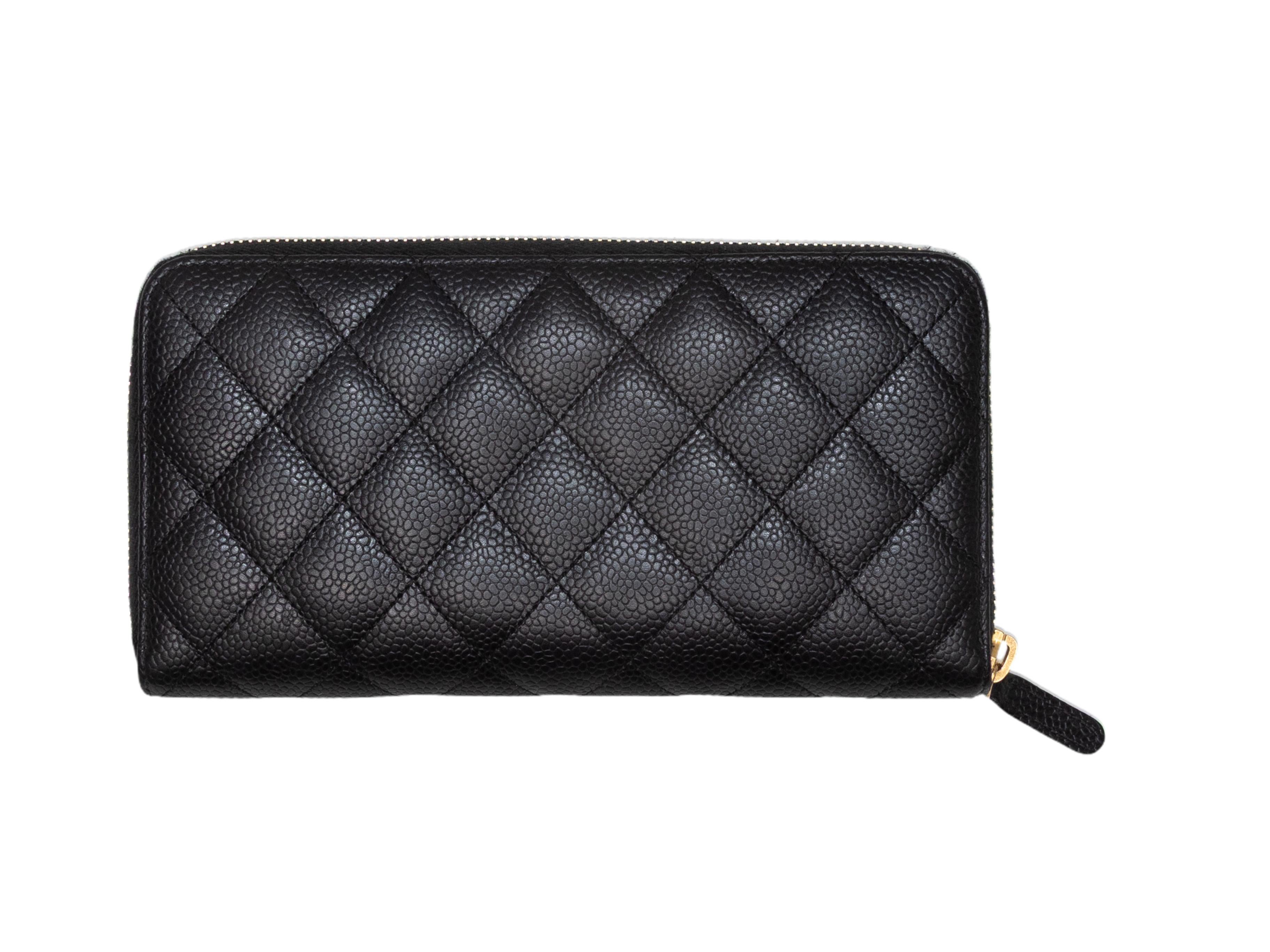 Portefeuille continental en cuir caviar matelassé noir de Chanel. Plusieurs fentes intérieures pour cartes et argent. Fermeture à glissière sur le dessus. 4,5