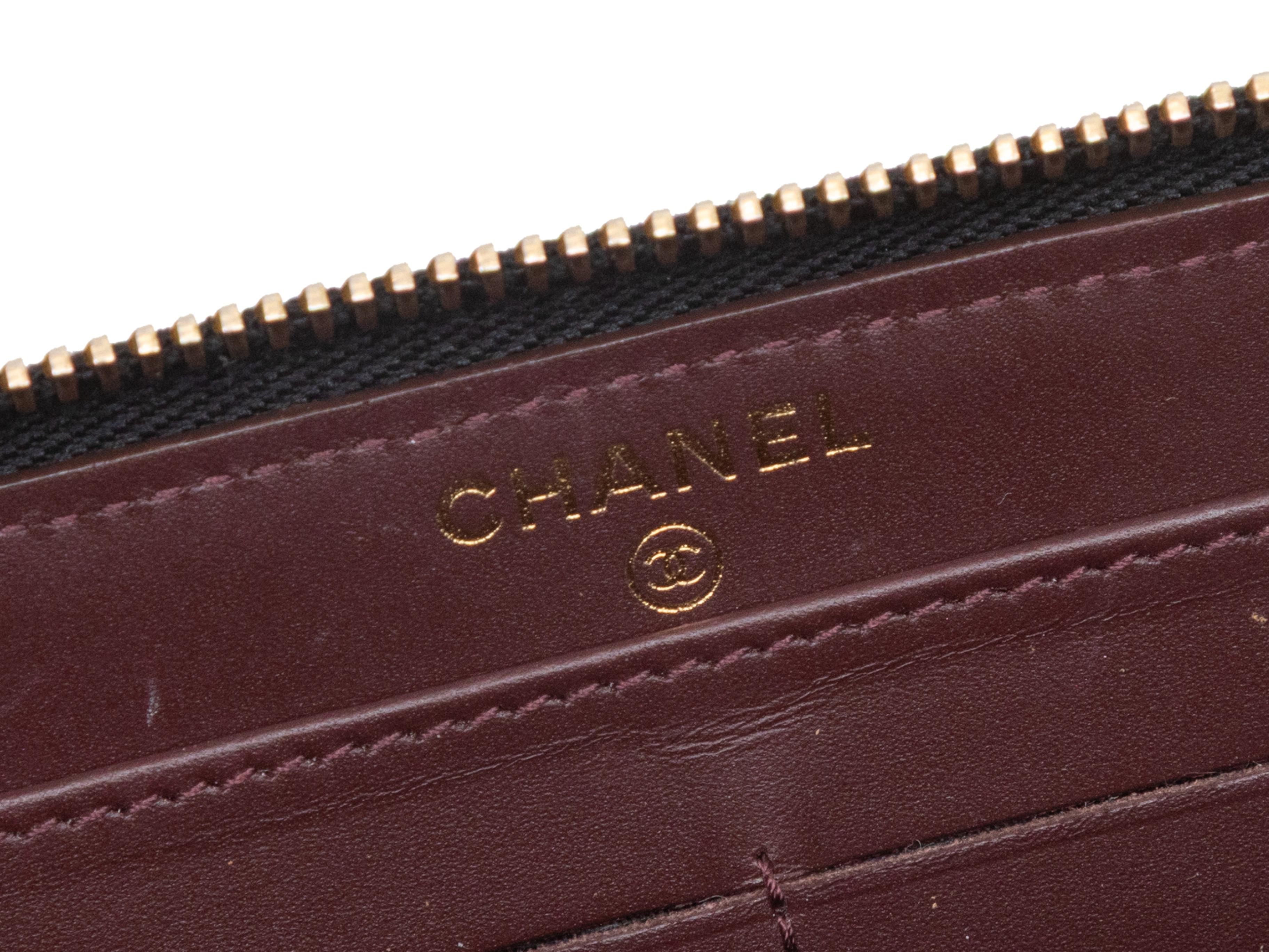 Noir Portefeuille continental en cuir caviar matelassé noir de Chanel en vente