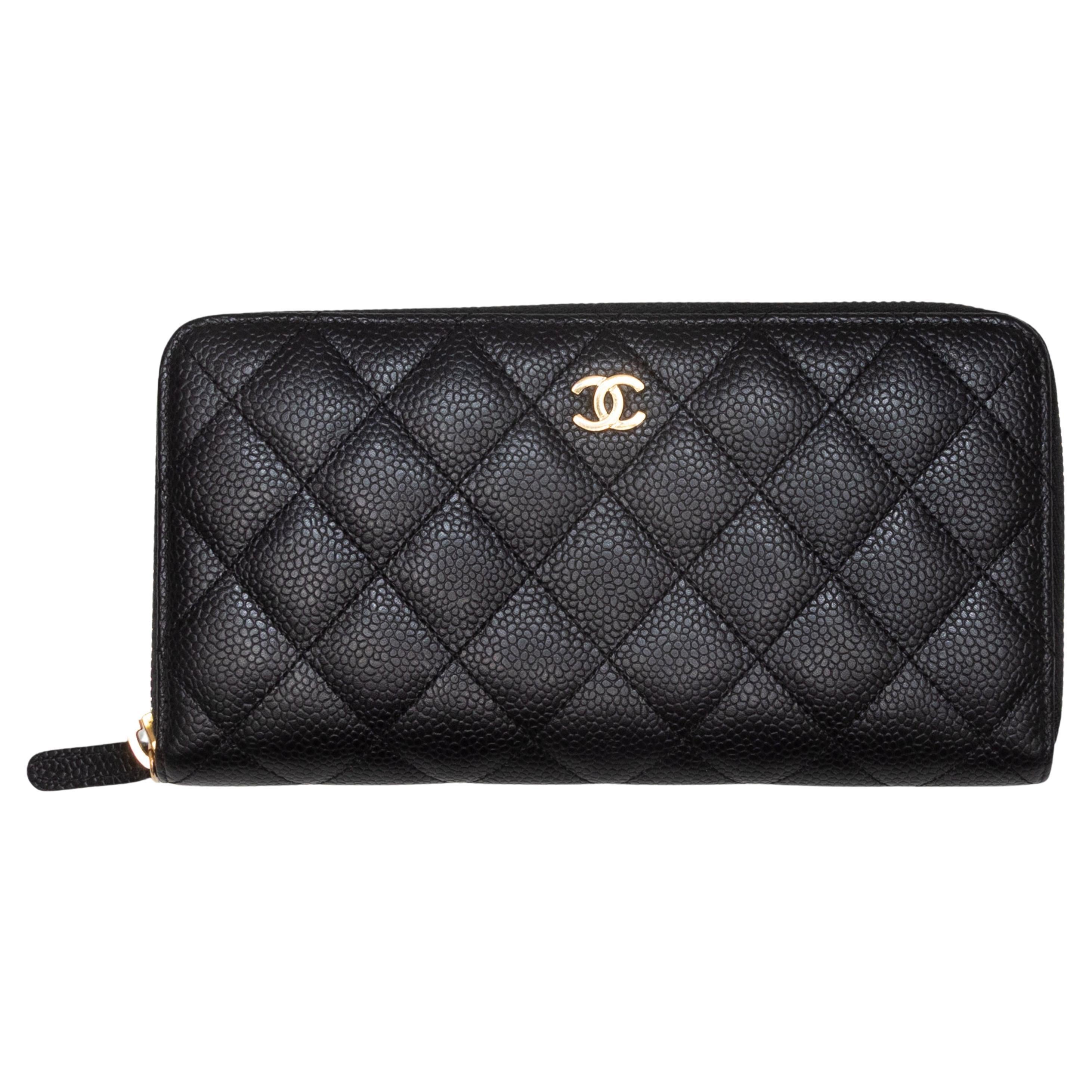 Portefeuille continental en cuir caviar matelassé noir de Chanel en vente