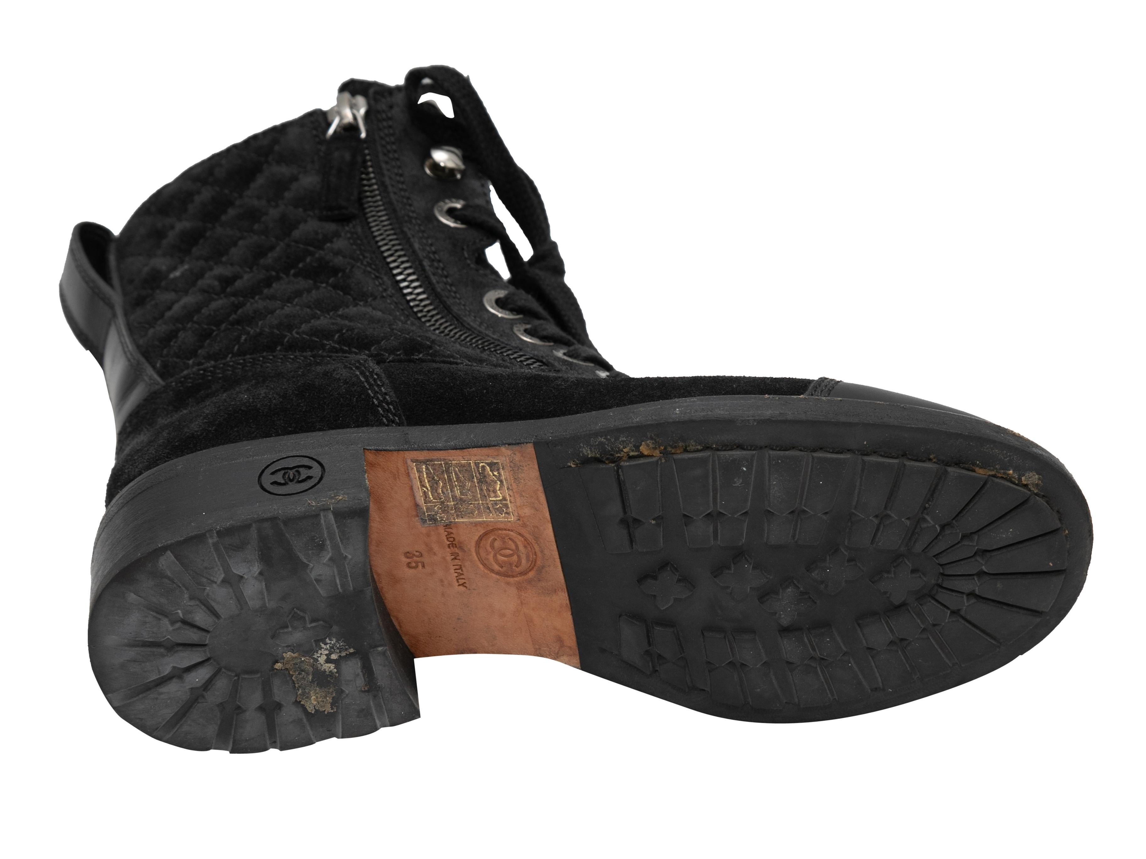 Schwarze Chanel gesteppte Combat Stiefel aus Wildleder mit Zehenkappe Größe 35 im Angebot 1