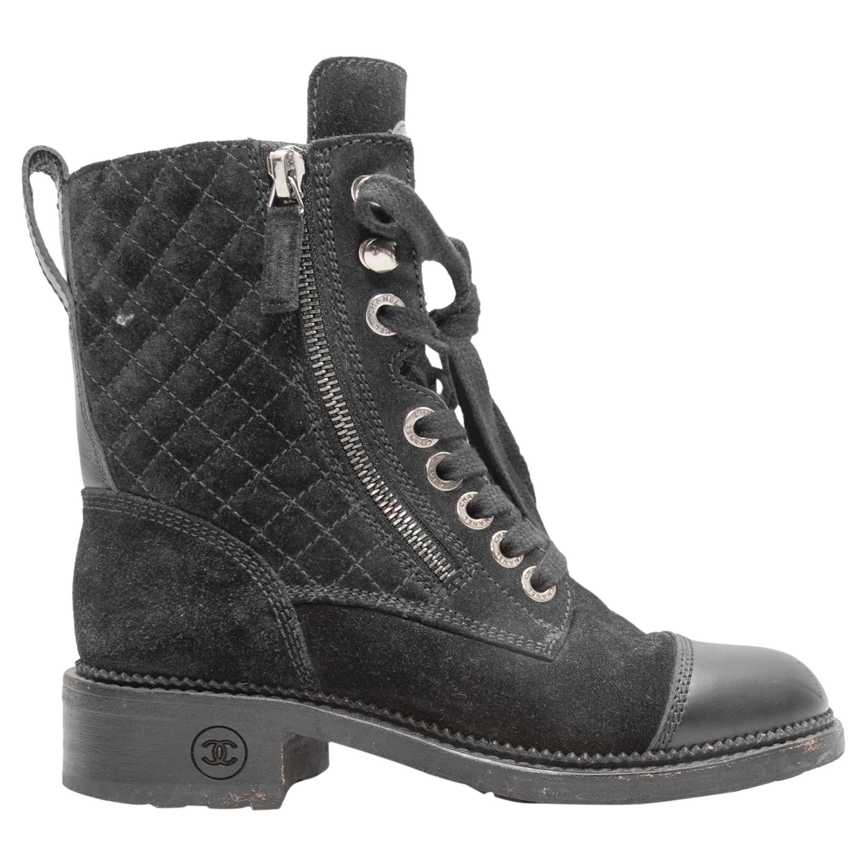 Schwarze Chanel gesteppte Combat Stiefel aus Wildleder mit Zehenkappe Größe 35 im Angebot