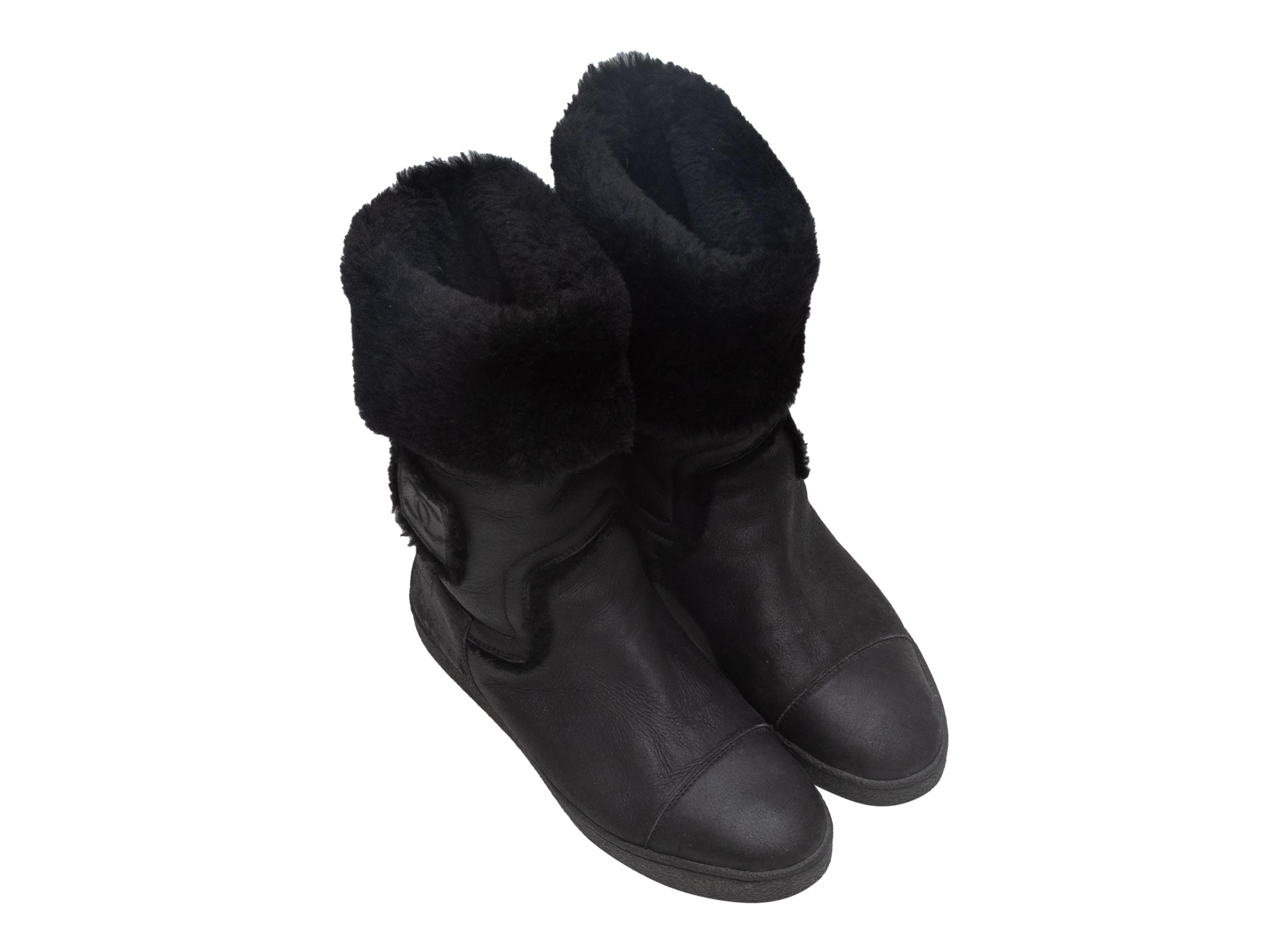 Stivali con logo CC in shearling nero di Chanel. Suole in gomma. Altezza gambo 10