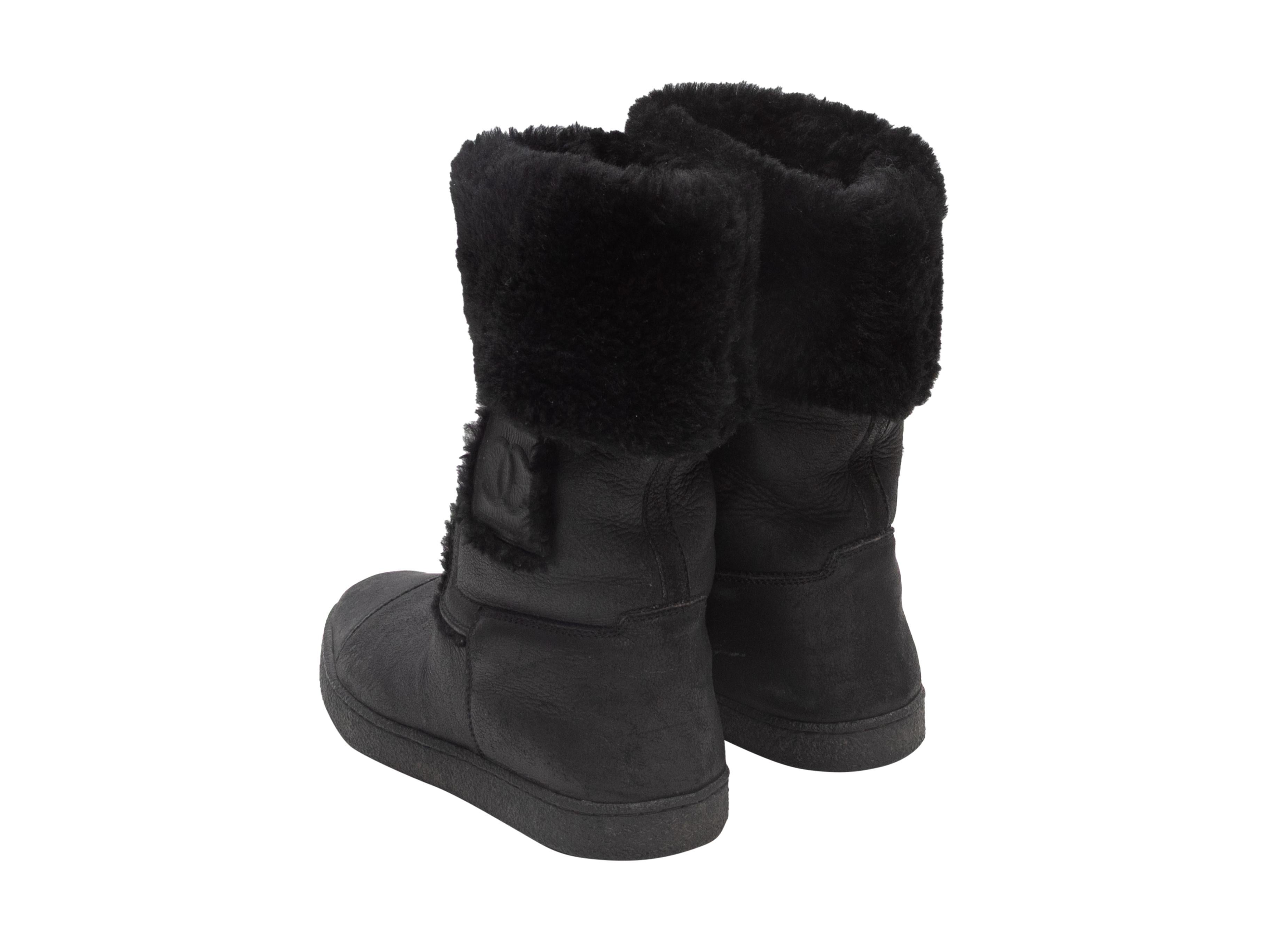 Stivali Chanel neri in shearling CC misura 39,5 In condizioni buone in vendita a New York, NY