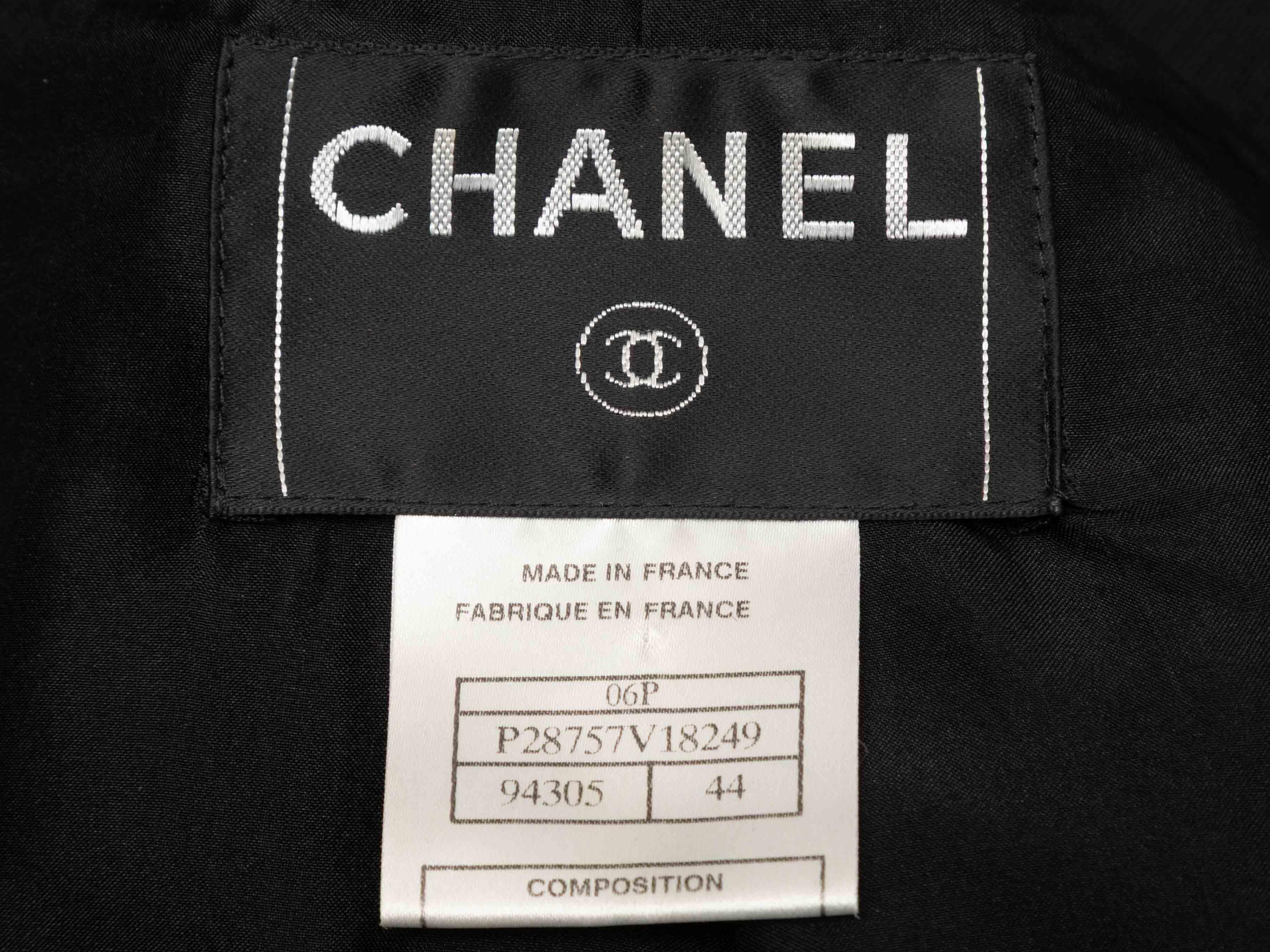 Veste militaire en coton noir et argent de Chanel. De la collection printemps-été 2006. Revers cranté. Deux poches sur les hanches. Boutons sur le devant. Fermeture à crochets sur le devant. Poitrine 38