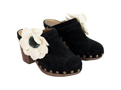 Clogs aus schwarzem Chanel-Wildleder mit Blumenmuster
