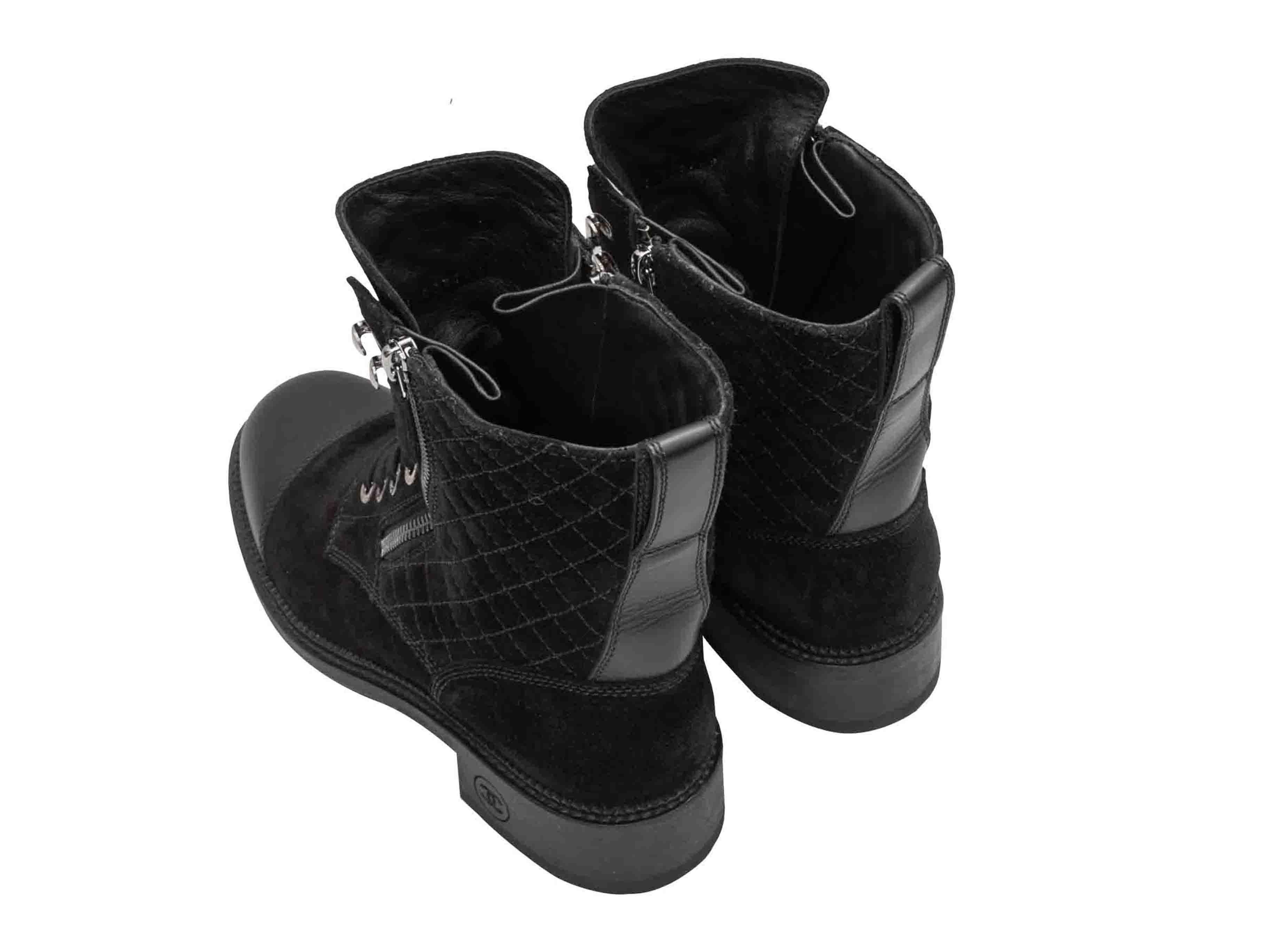 Bottes de combat en daim et cuir matelassées noires Chanel Taille 38.5 Bon état - En vente à New York, NY
