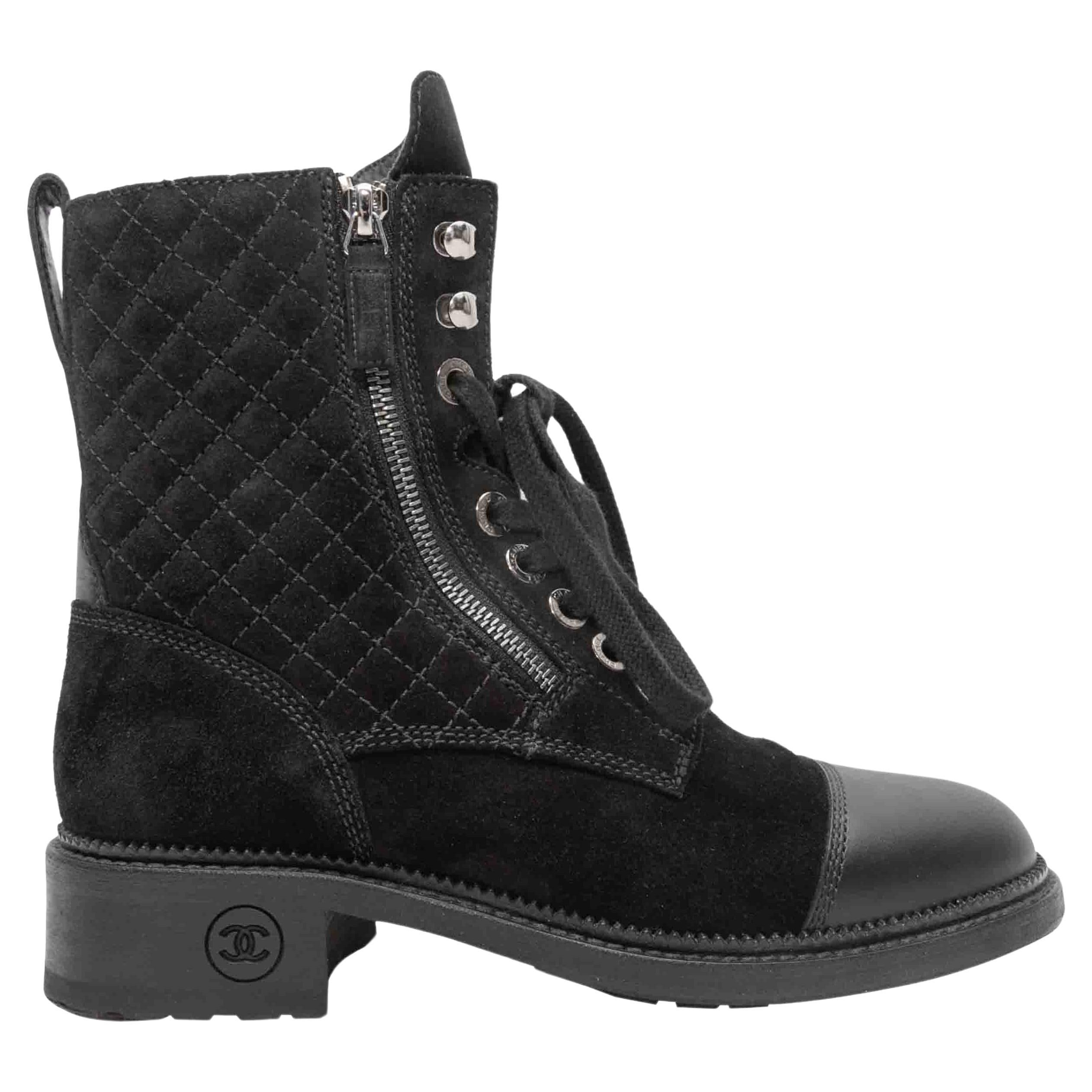Schwarze Chanel gesteppte Combat Stiefel aus Wildleder & Leder Größe 38,5 im Angebot