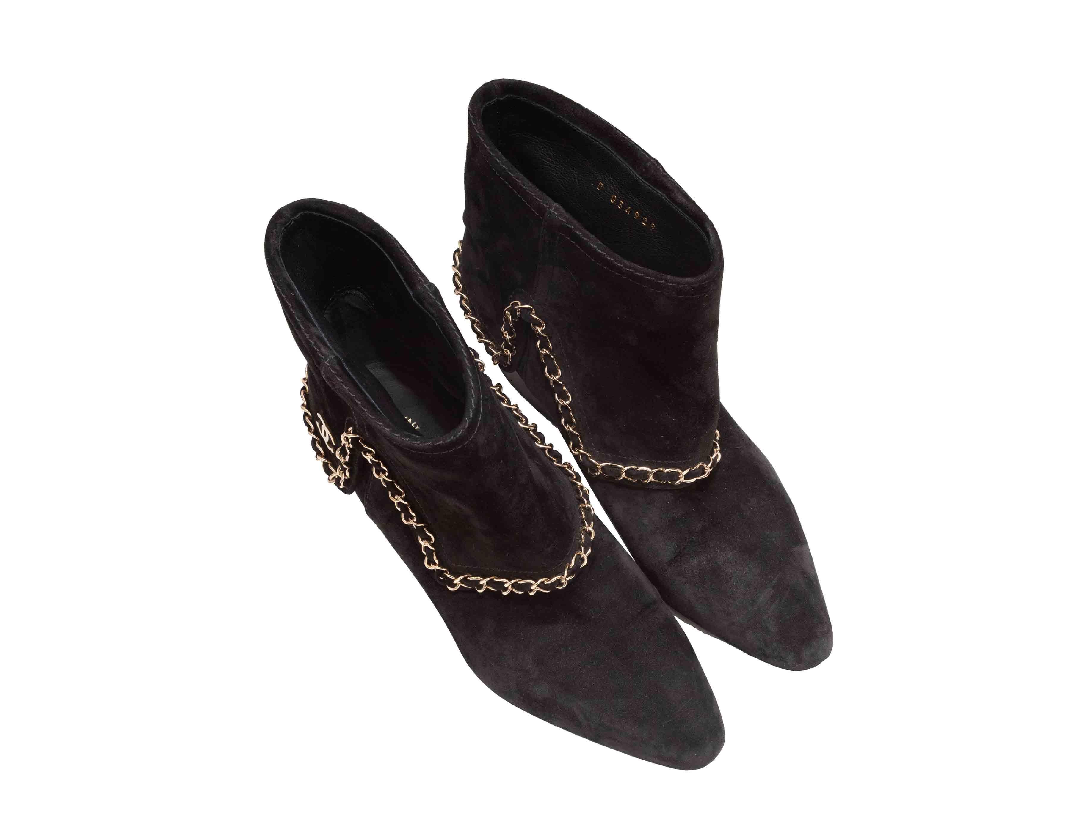 Stivaletti a punta in pelle scamosciata nera di Chanel. Circa 2019. Rifiniture a catena in tonalità oro. Tacchi a spillo. Altezza del gambo 5,75