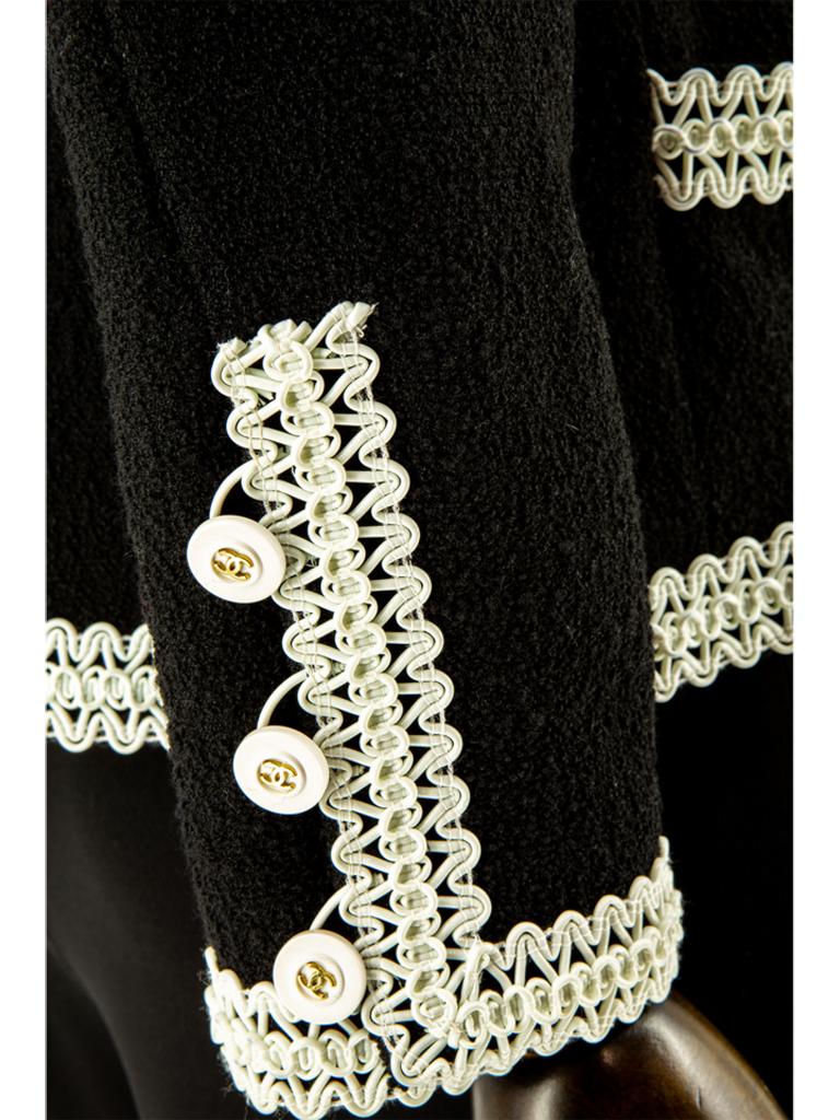 Costume Chanel noir avec appliques tressées, SS 1994 en vente 6