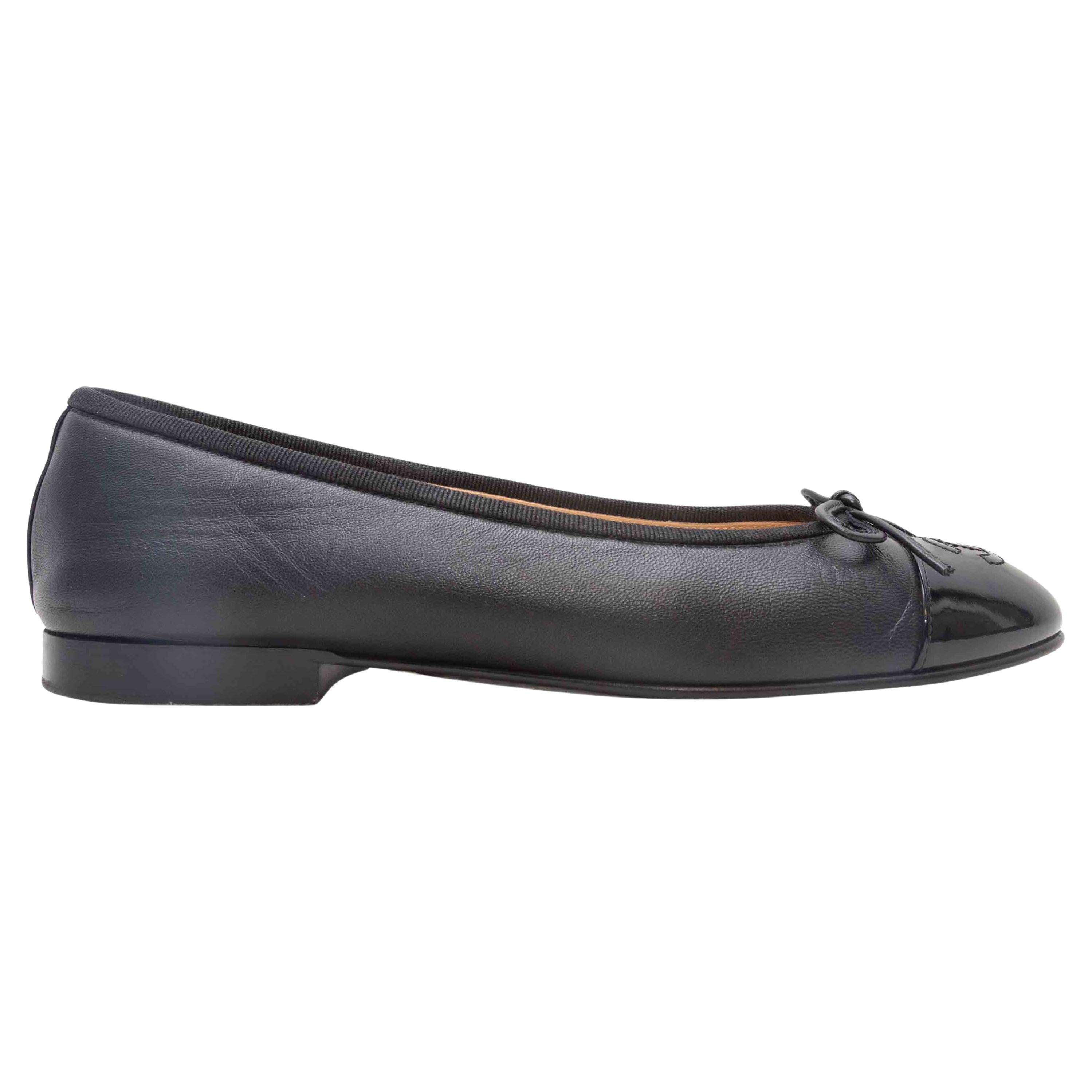Black Chanel Textured Cap-Toe CC Ballet Flats For Sale at 1stDibs