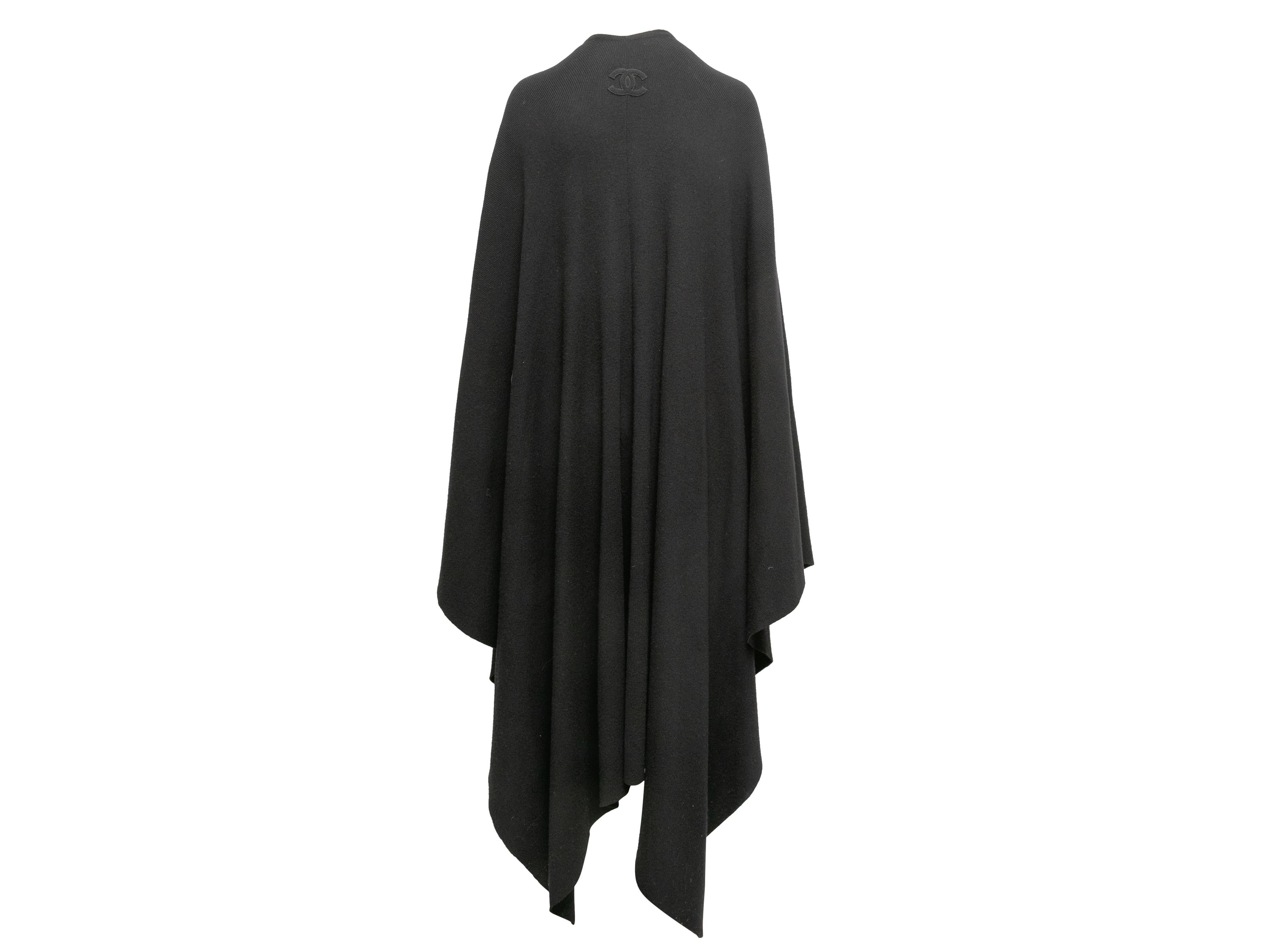 Longue cape châle en laine noire de Chanel. Ourlet asymétrique. Poitrine 66