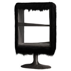 Cabinet Chaos nero con ritagli di pelle di capra pelosa e alluminio fuso di Atelier A&F