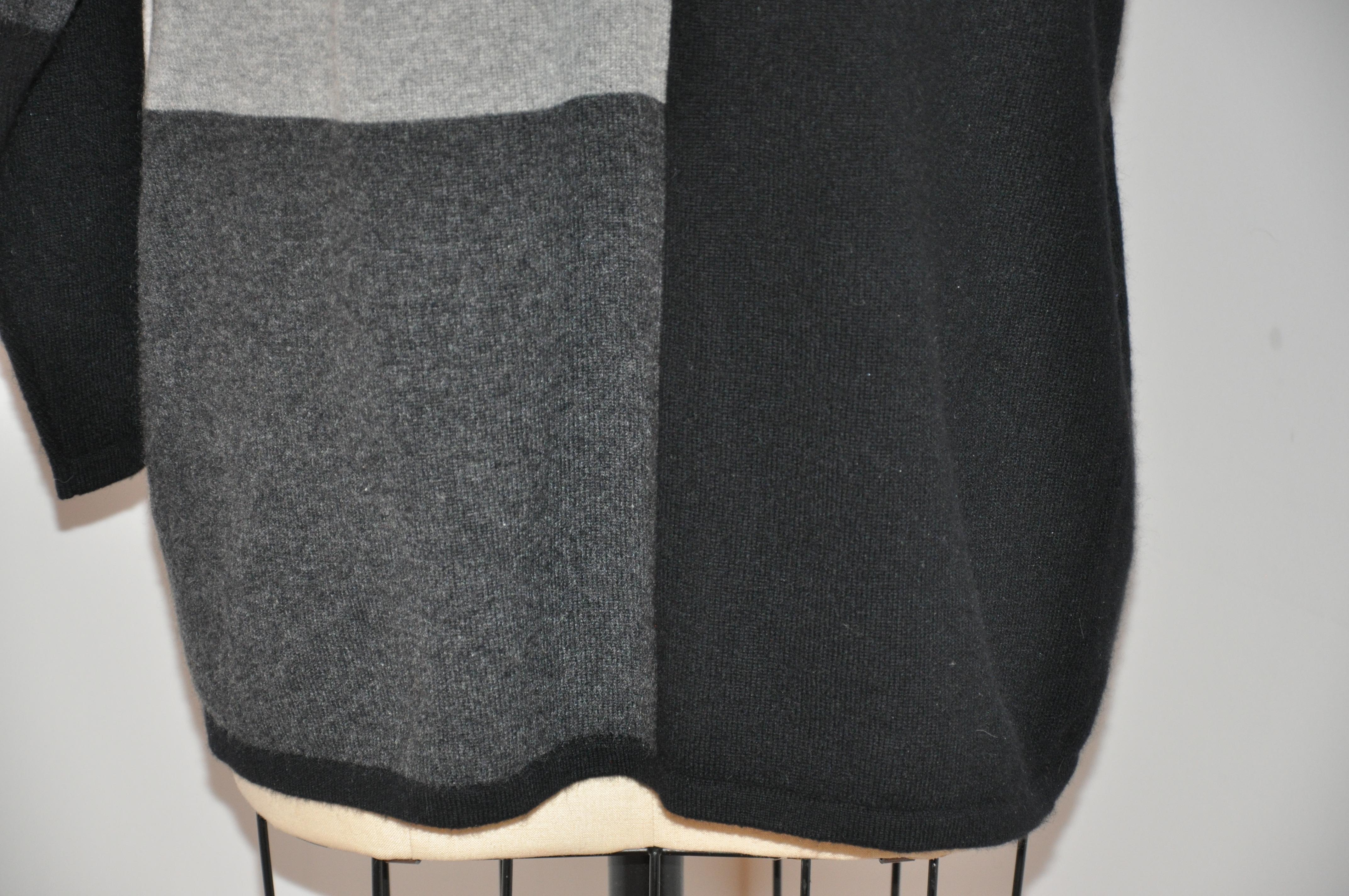 Gris Tunique à 2 poches en cachemire noir, anthracite et gris à blocs de couleurs abstraits en vente