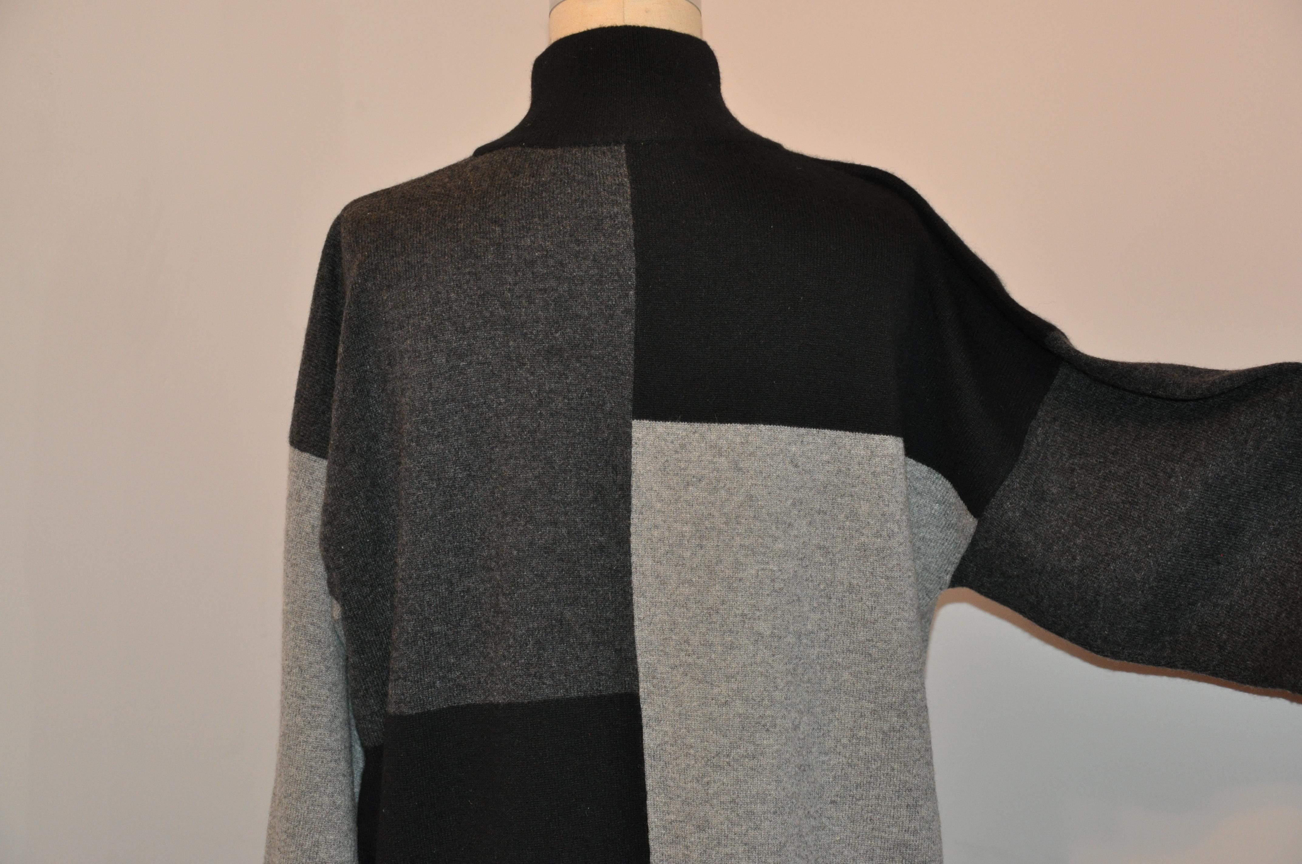 Black, Charcoal & Gray Color-Block Abstract High-Collar 2-Ply Cashmere Tunic In Good Condition For Sale In New York, NY