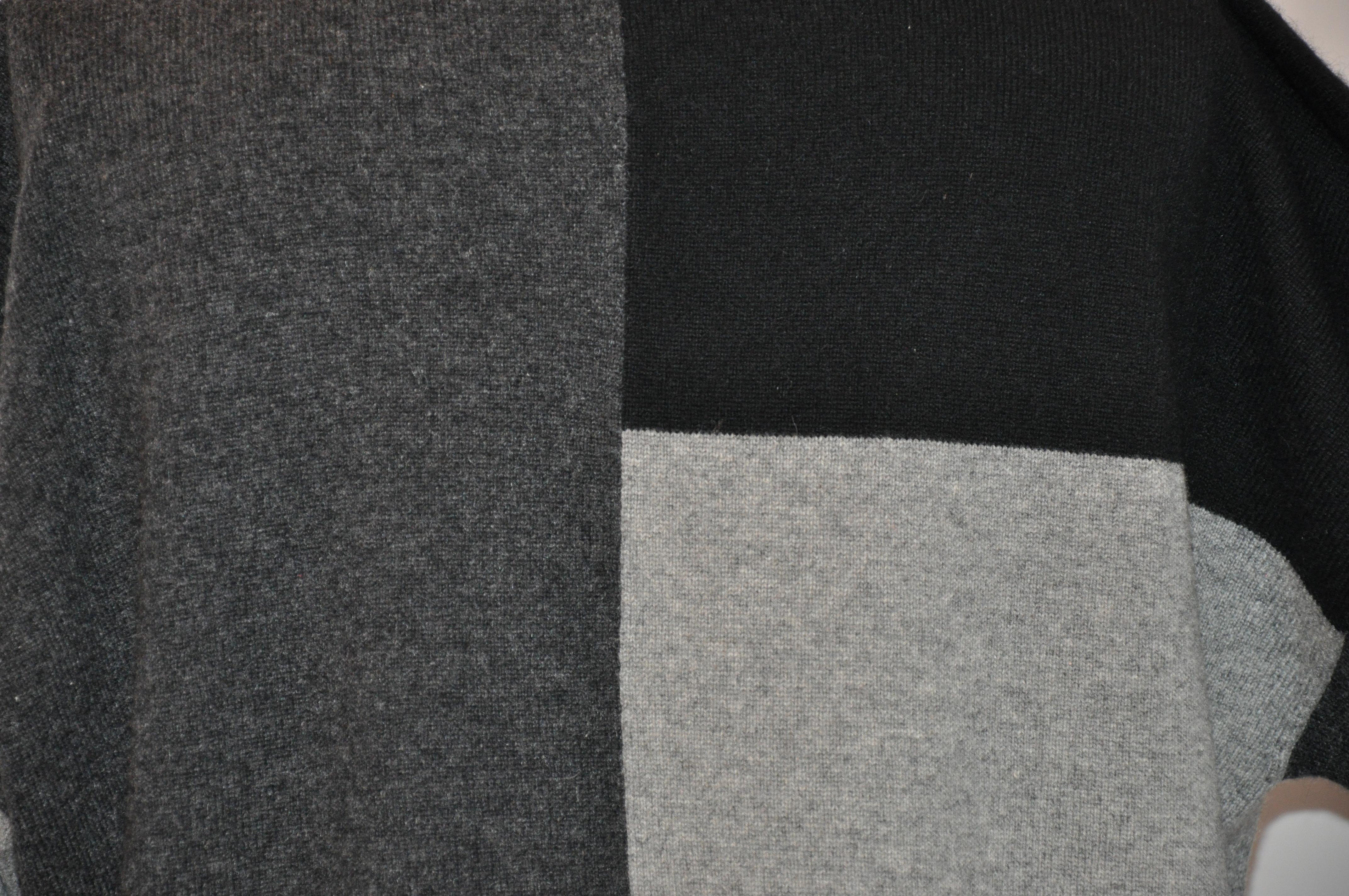 Tunique à 2 poches en cachemire noir, anthracite et gris à blocs de couleurs abstraits Unisexe en vente