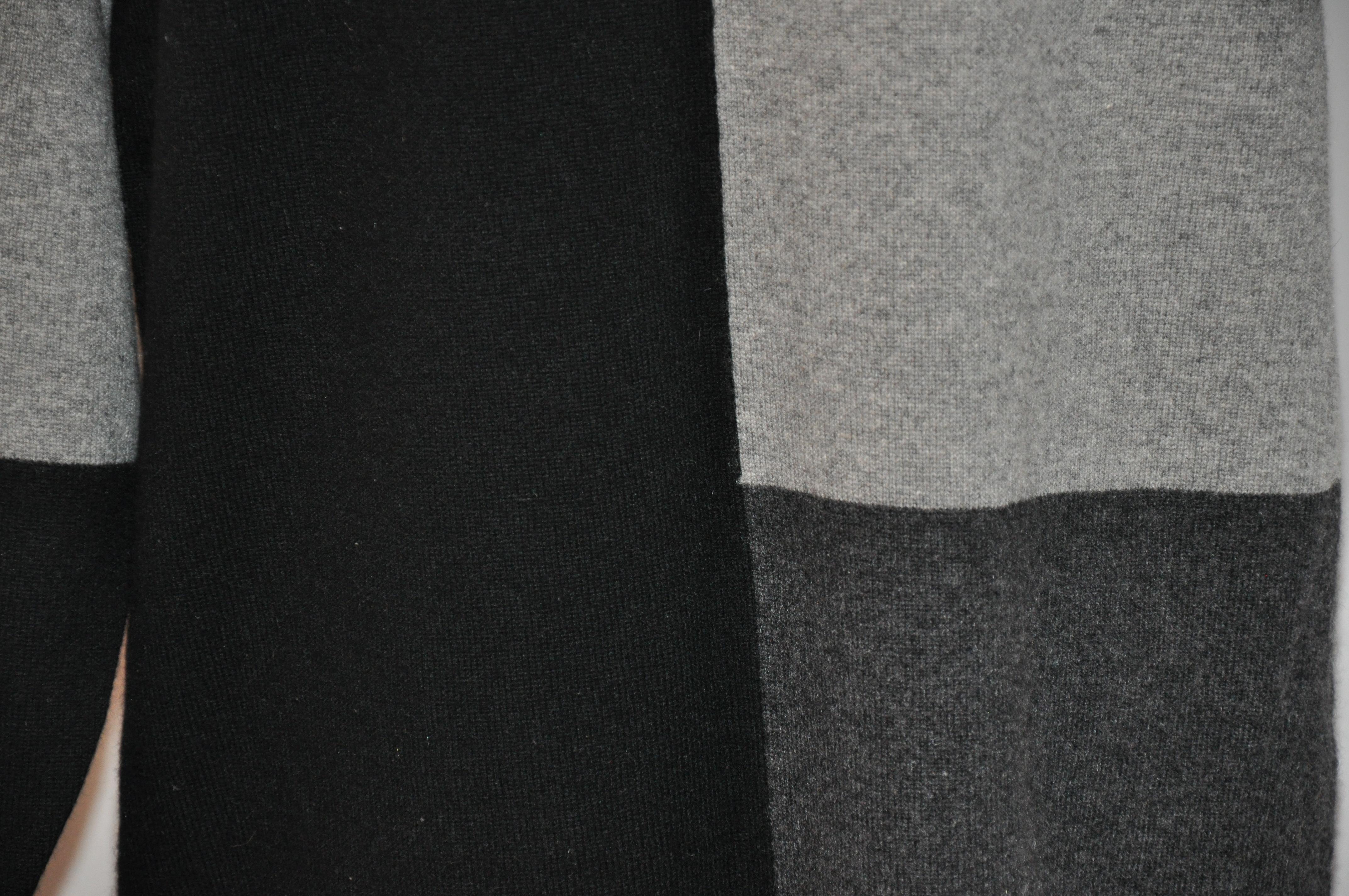 Tunique à 2 poches en cachemire noir, anthracite et gris à blocs de couleurs abstraits en vente 2