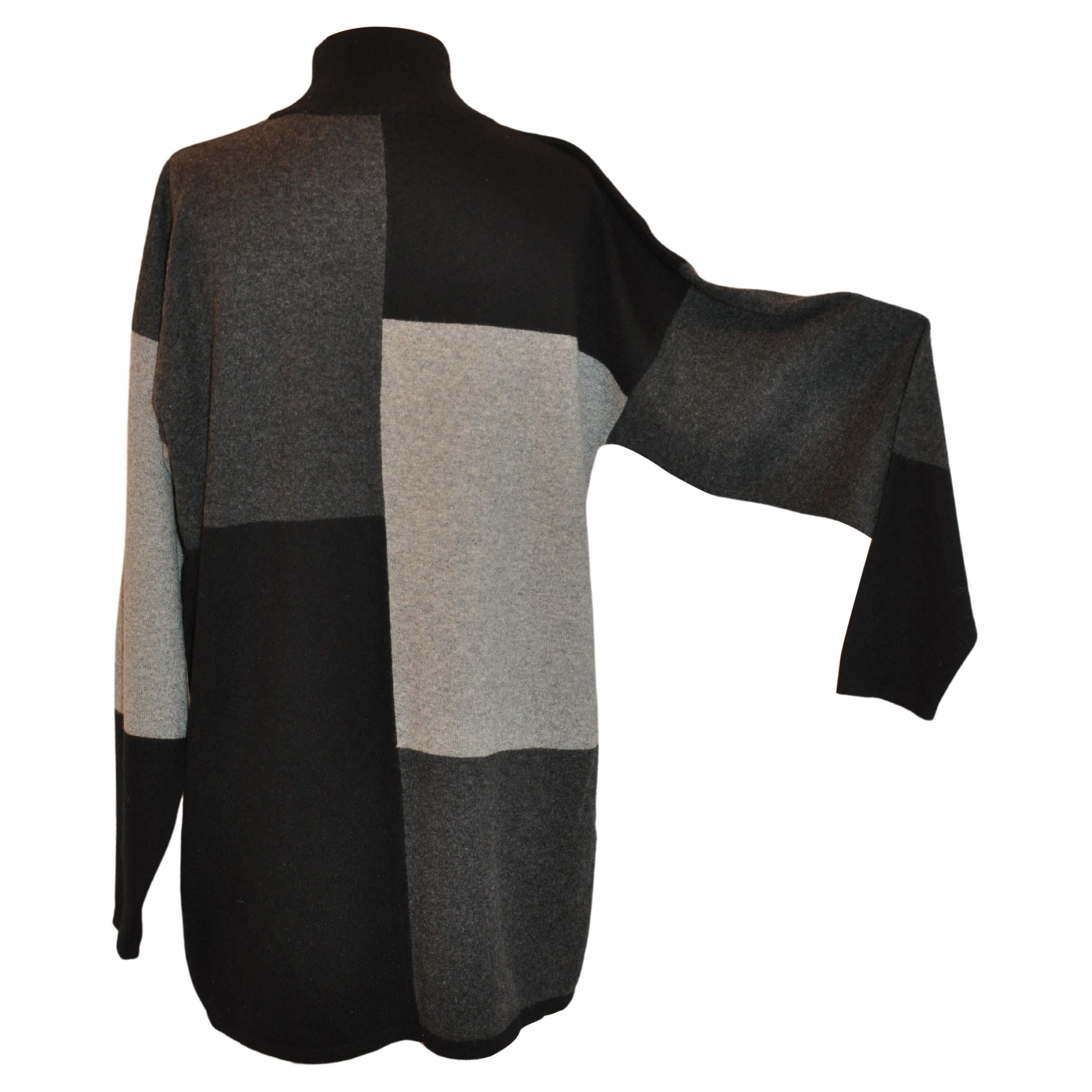 Túnica de cachemira de 2 capas con cuello alto abstracto en bloques de color negro, carbón y gris en venta