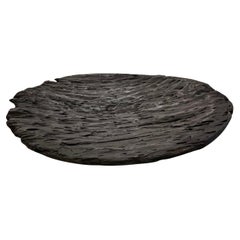 Grande assiette en bois noir et charbonné, Indonésie, Contemporary