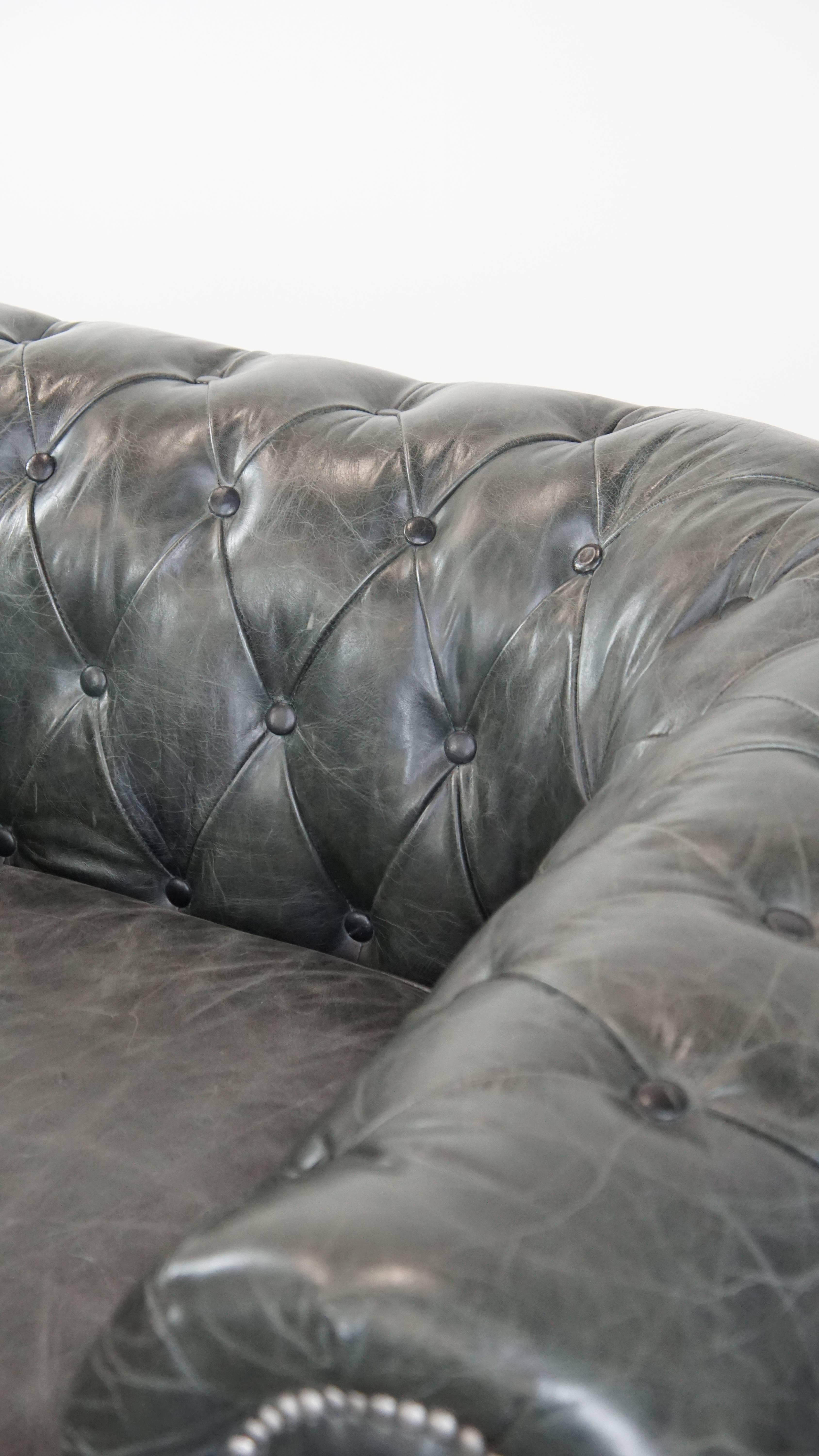 Fauteuil Chesterfield noir en cuir de vachette grainé en vente 4