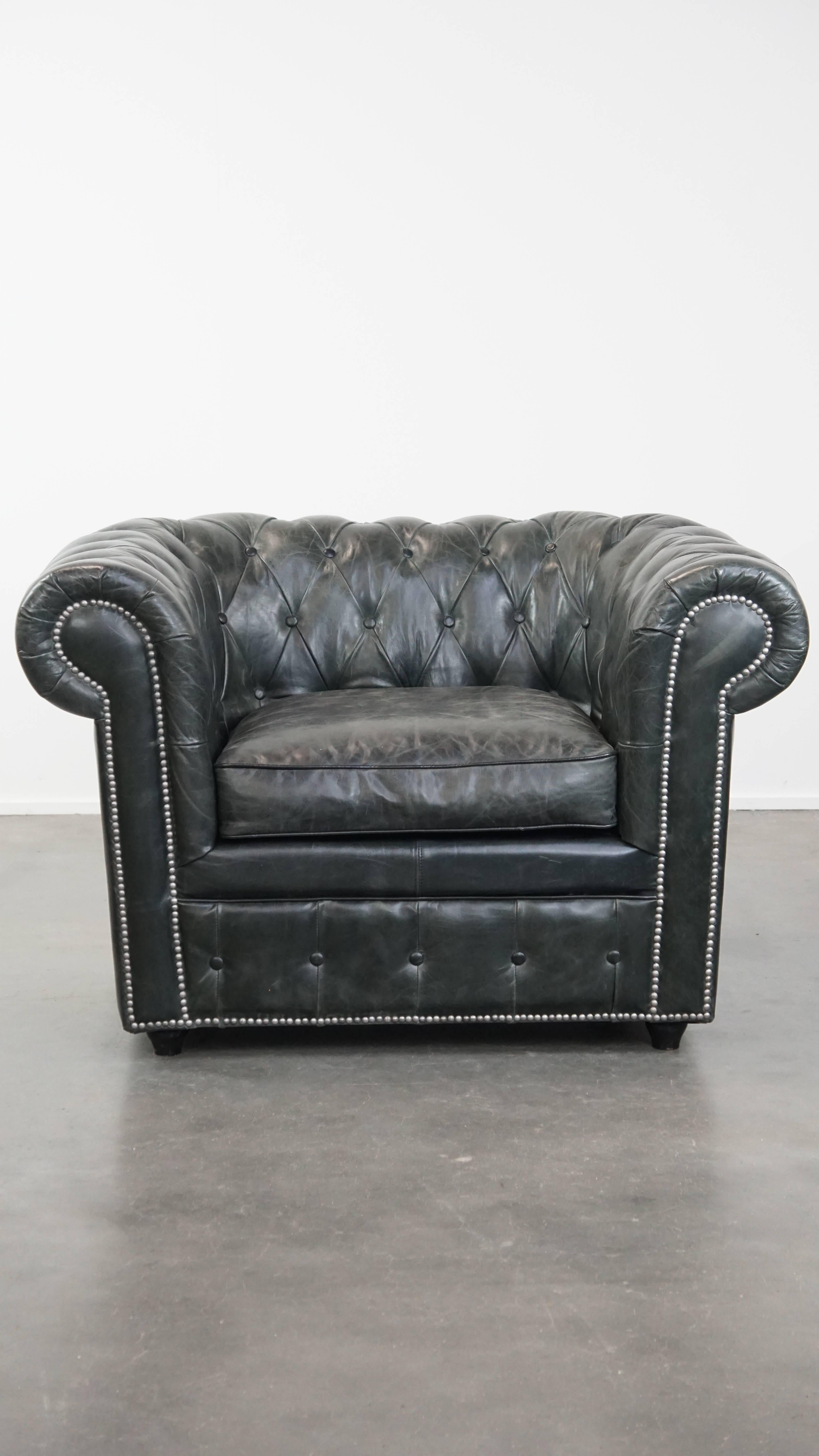 Ce fauteuil Chesterfield noir, intemporel et classique, est fabriqué en cuir de vachette grainé. 

Cette pièce étonnante et élégante, grâce à sa couleur noire profonde et à son cuir grainé naturel, attire tous les regards dans presque tous les