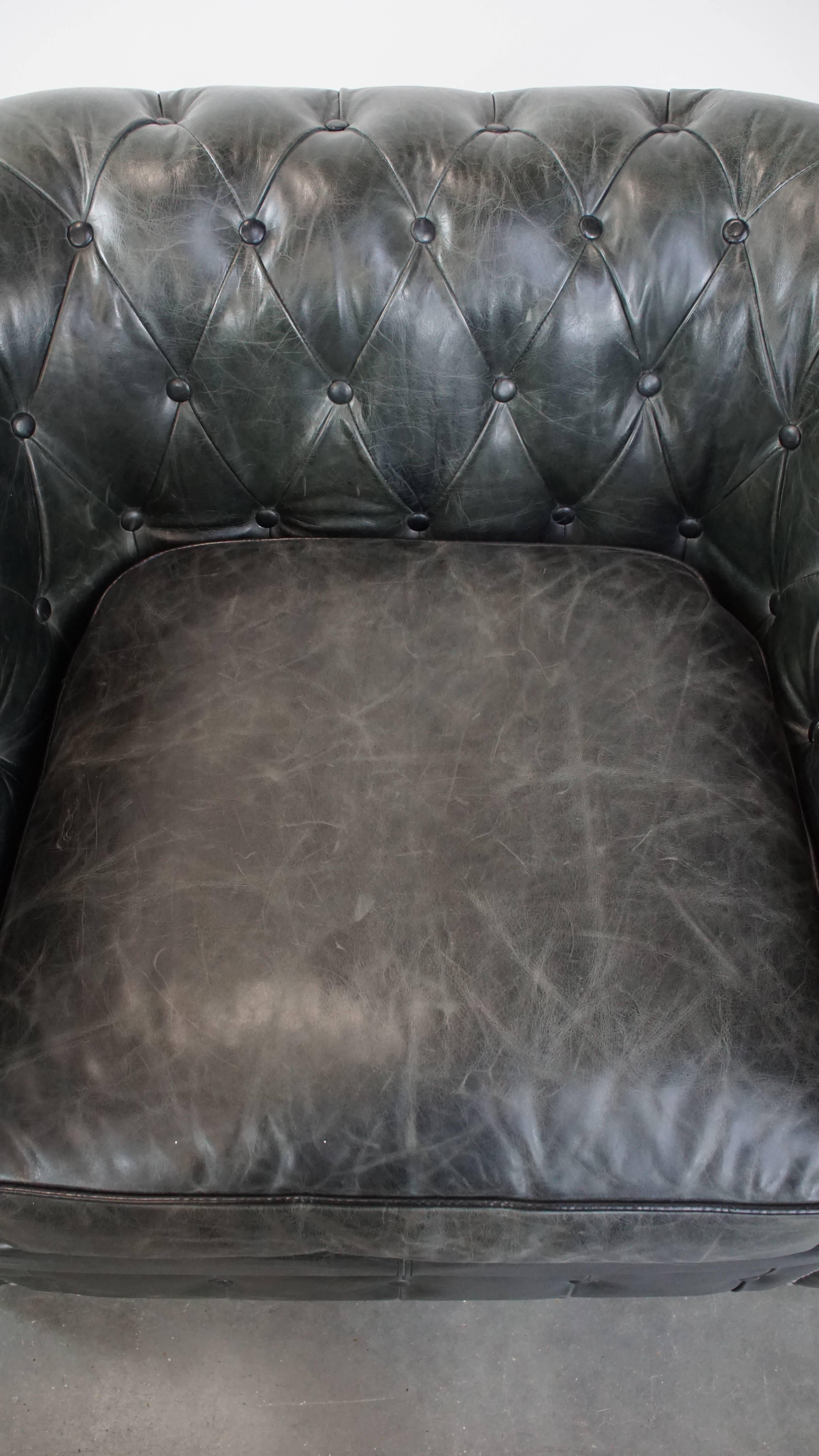 XXIe siècle et contemporain Fauteuil Chesterfield noir en cuir de vachette grainé en vente