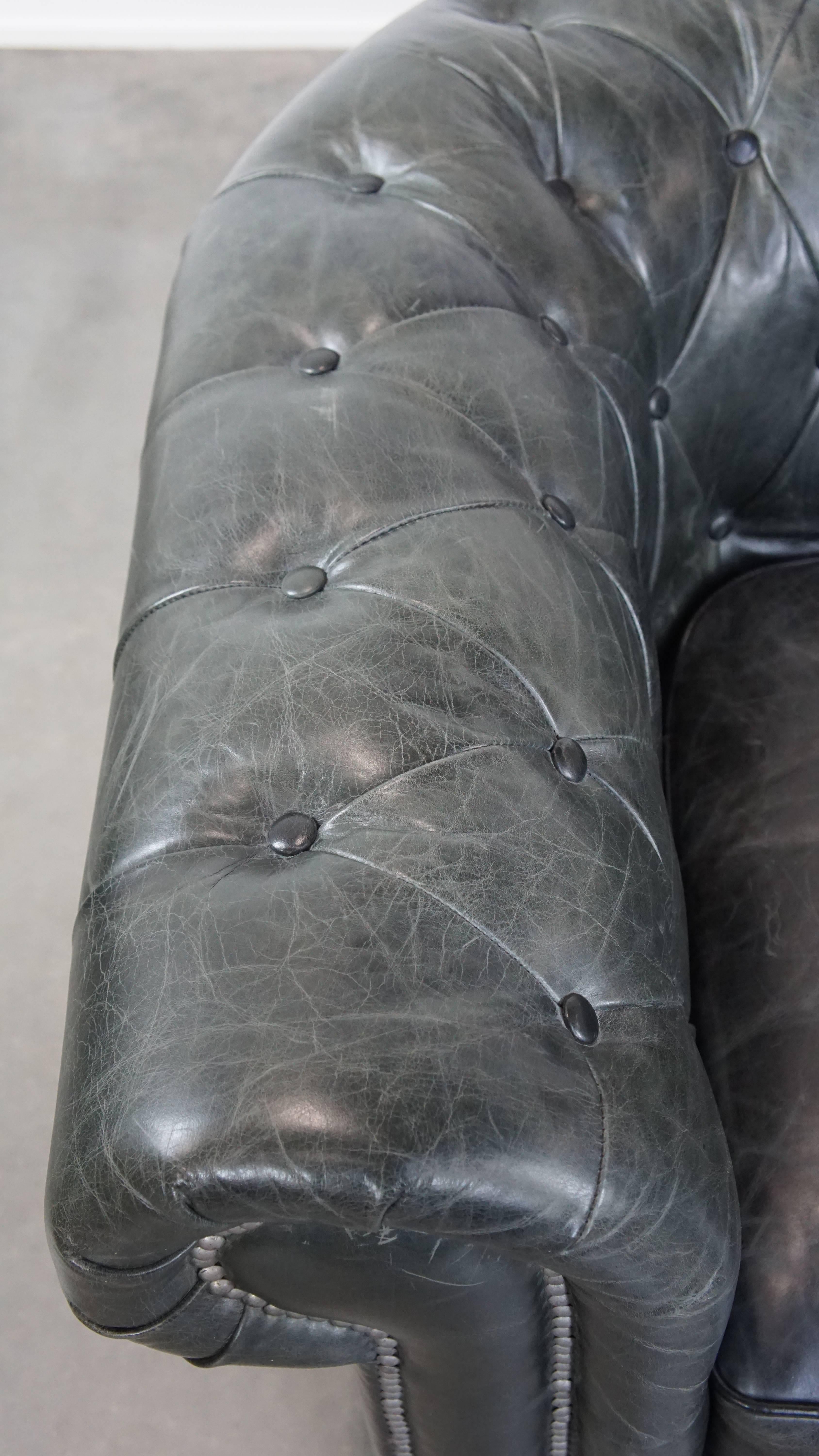 Cuir de vache Fauteuil Chesterfield noir en cuir de vachette grainé en vente