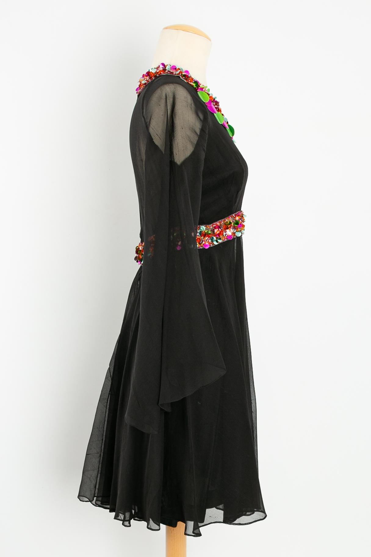 JEAN SULLY DUMAS - Jean Sully Dumas signed black silk chiffon dress adorned with multicolored celluloid beads and pastilles. No size indicated, fits a 36/38FR.

Condition:
Good condition

Dimensions :
Shoulders: 44 cm - Chest: 38 cm - Waist: 34 cm -