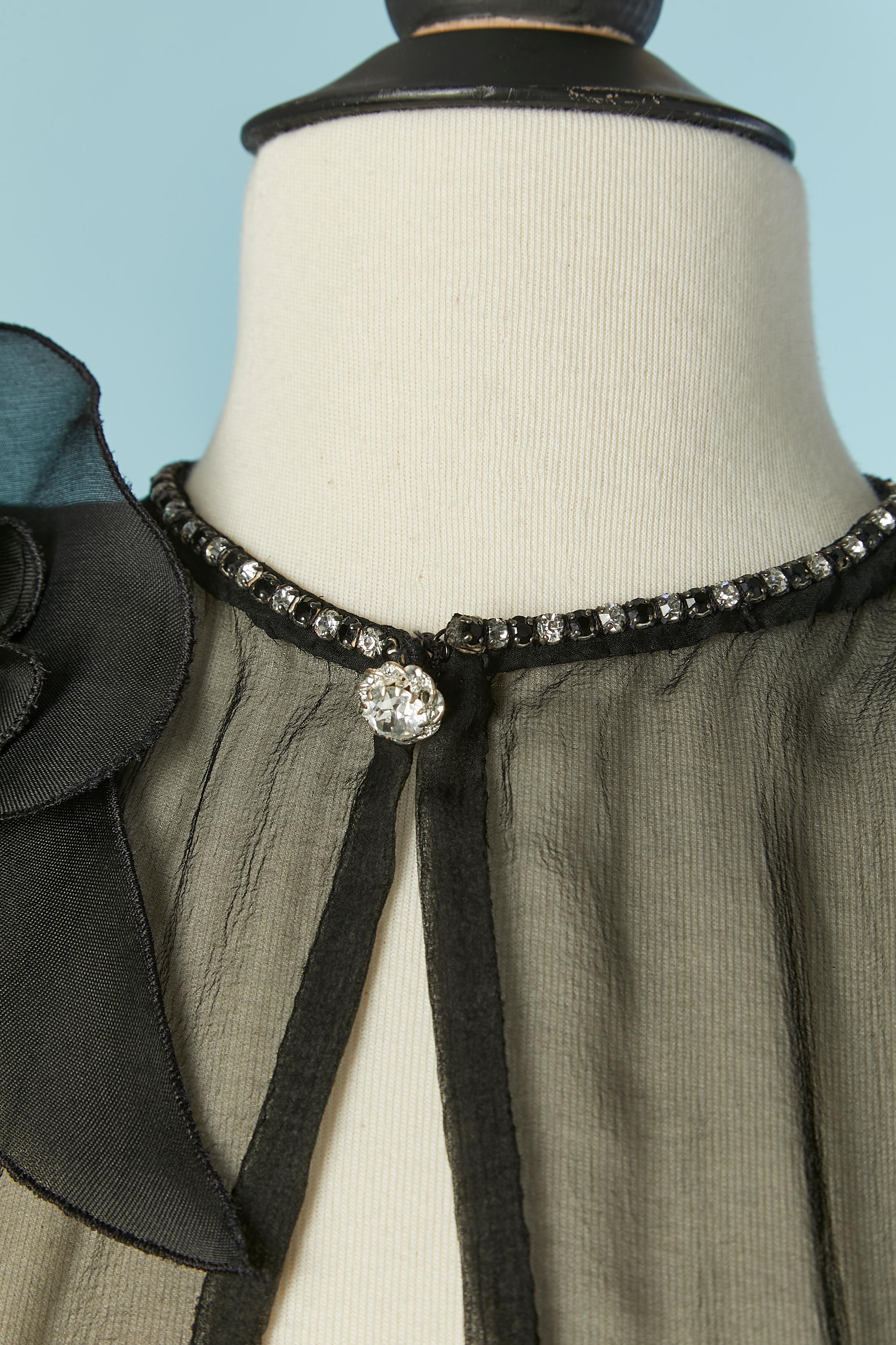 Conjunto de chaqueta de gasa negra y vestido de cóctel. Cierre de corchete en la parte delantera central de la chaqueta + adorno de botón de strass. Botón de strass y ojal en los puños. 
TALLA 38 (Fr) M 