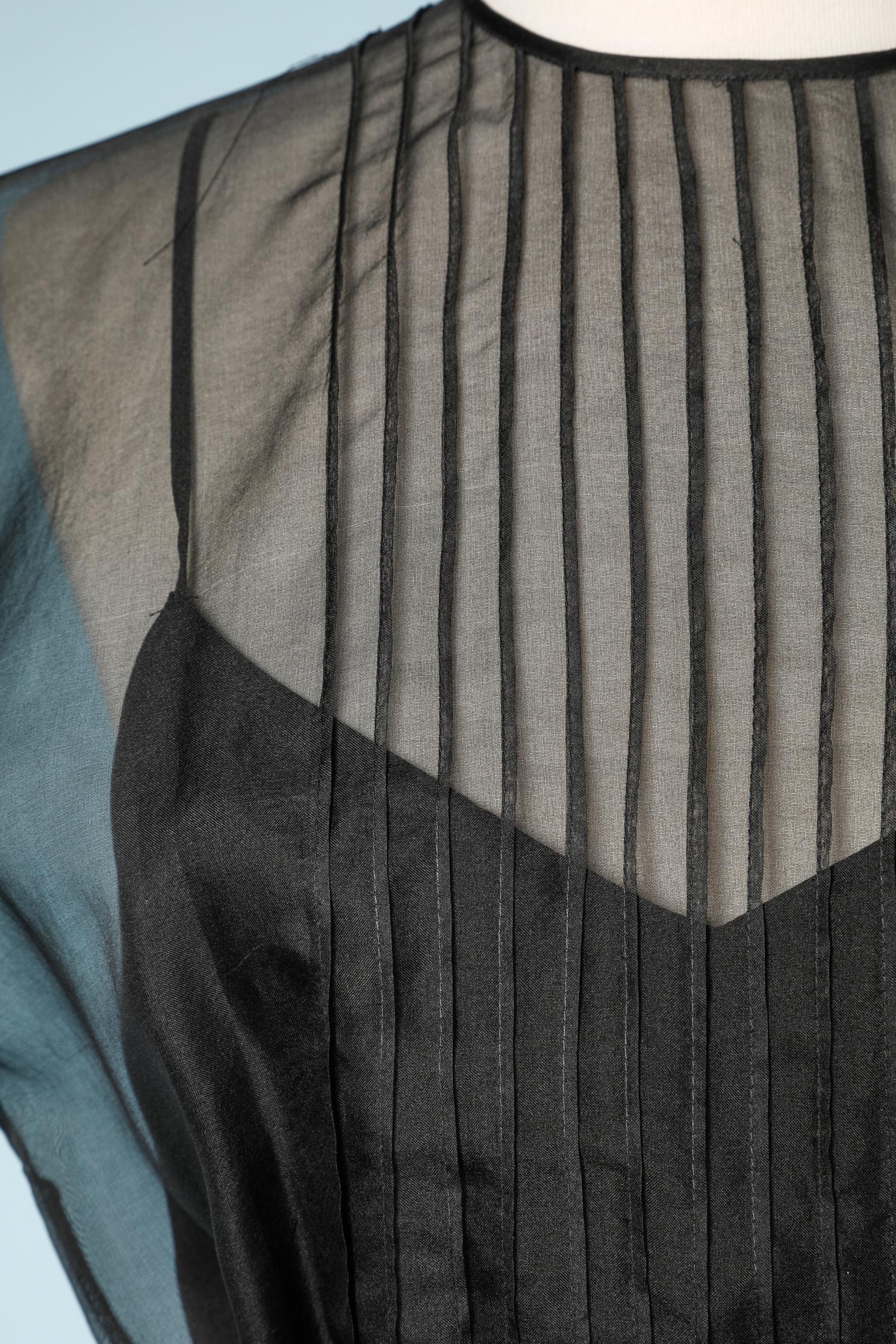Black chiffon organza and silk dress with belt.
SIZE 10 (Us) 