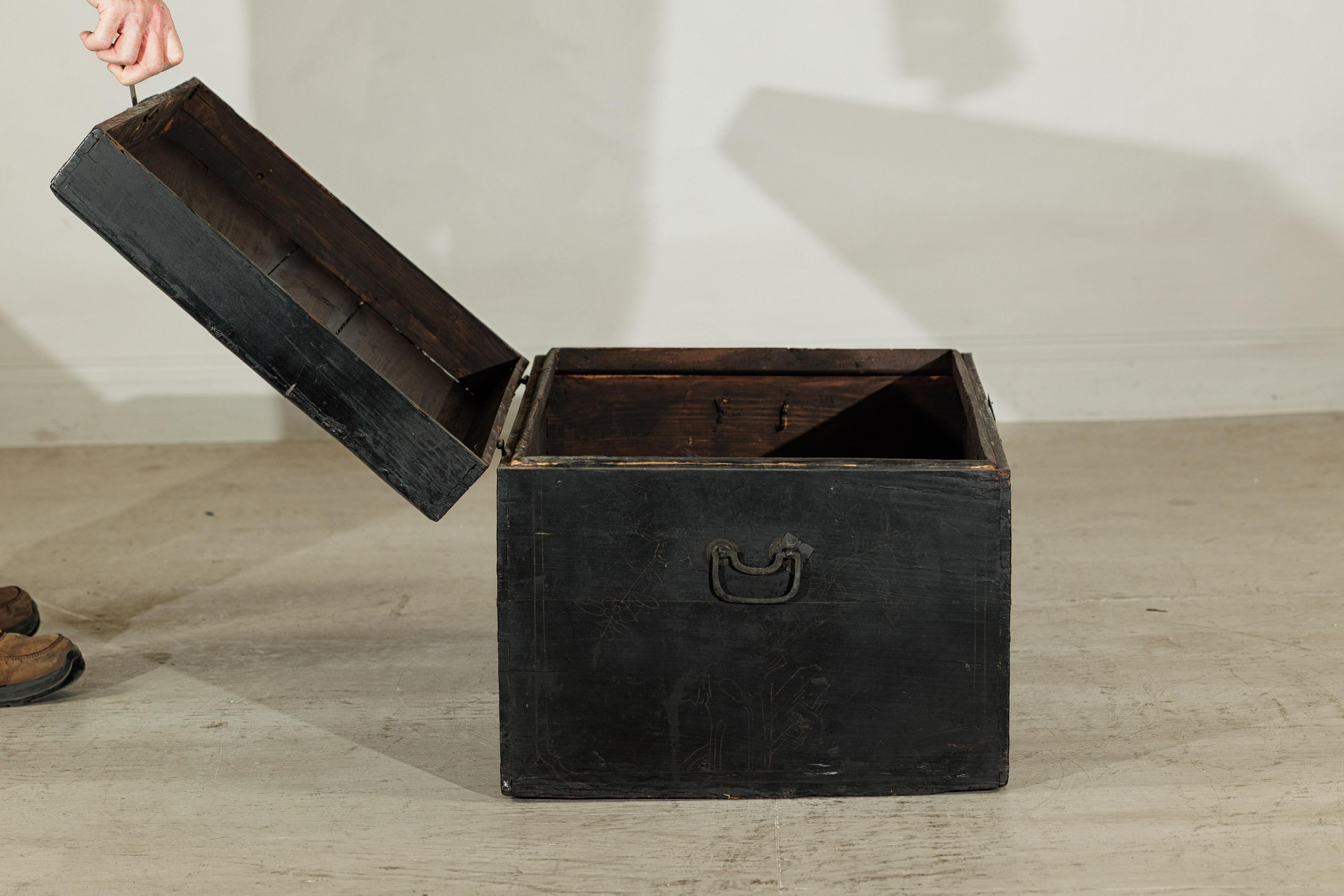 Coffre à couvertures laqué noir de Chine avec scènes figuratives peintes à la main en vente 3