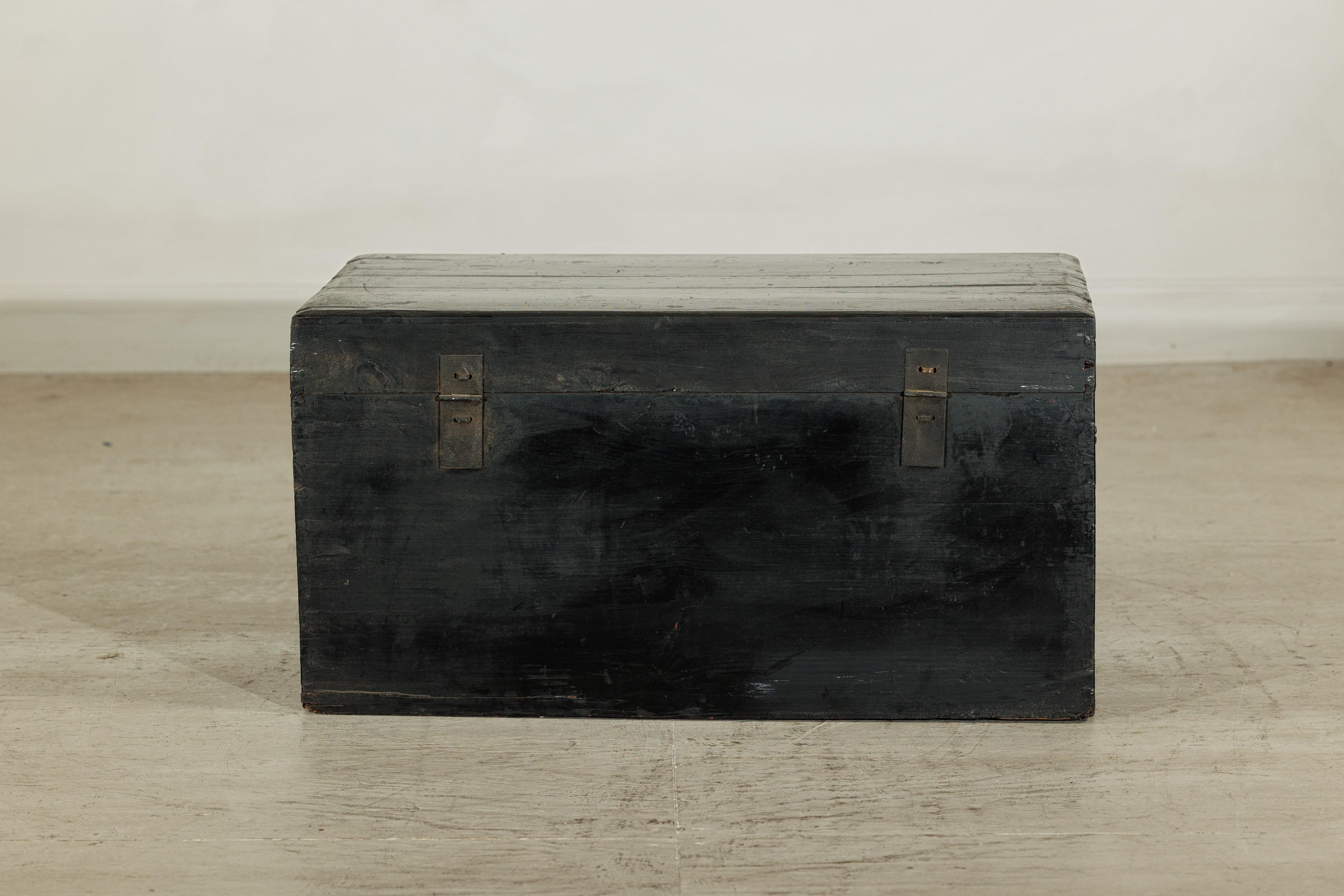 Coffre à couvertures laqué noir de Chine avec scènes figuratives peintes à la main en vente 4