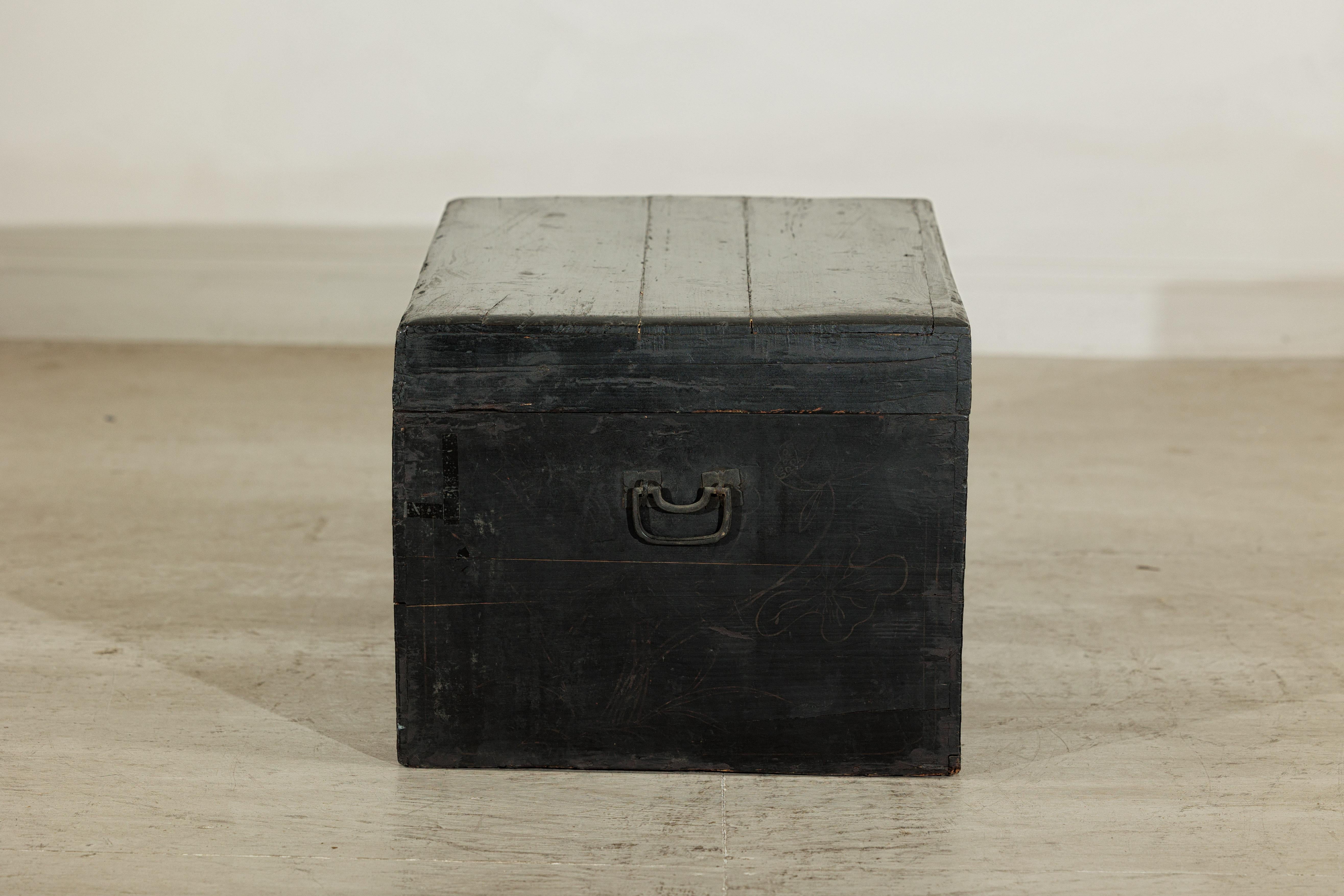 Coffre à couvertures laqué noir de Chine avec scènes figuratives peintes à la main en vente 5