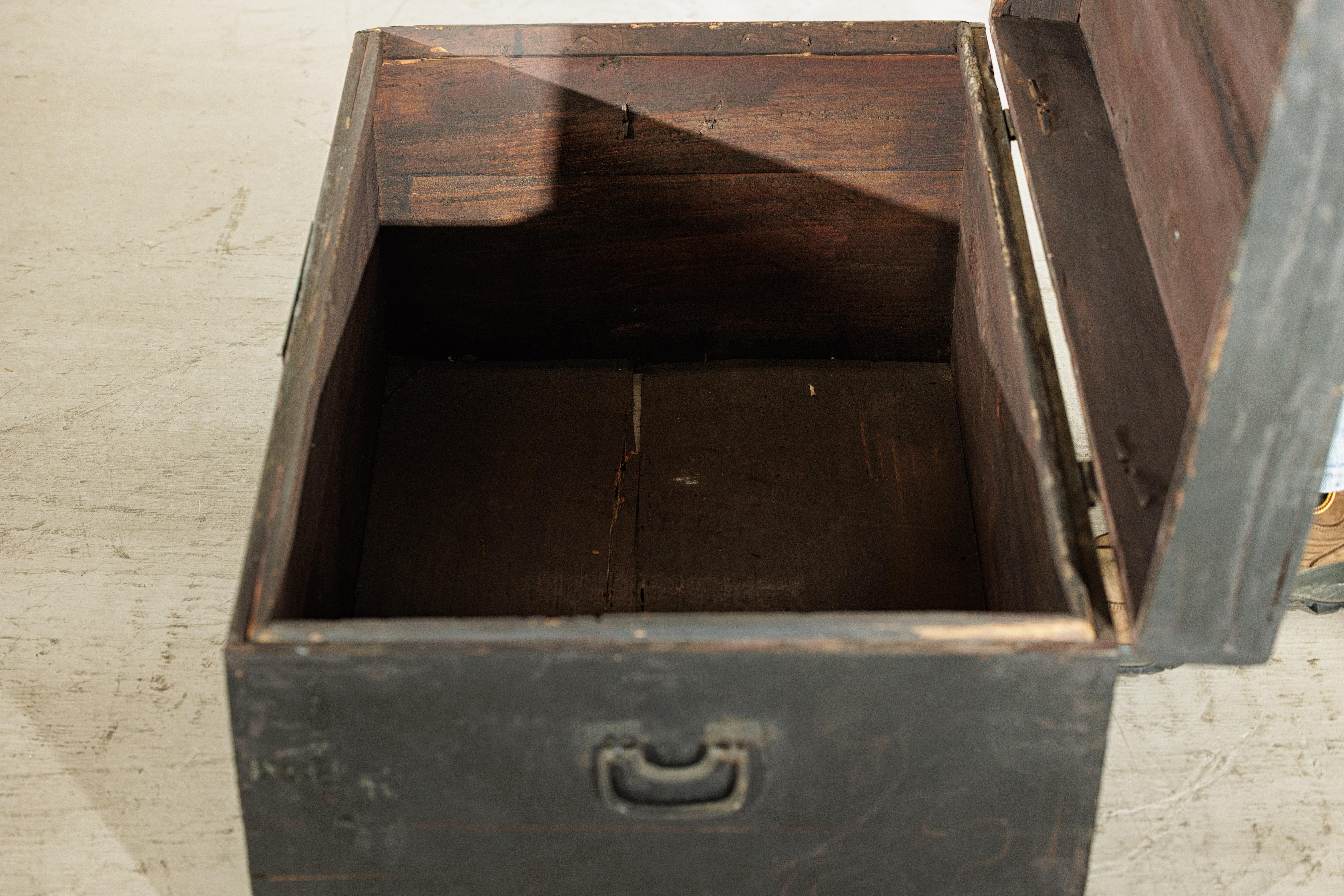 Coffre à couvertures laqué noir de Chine avec scènes figuratives peintes à la main en vente 6