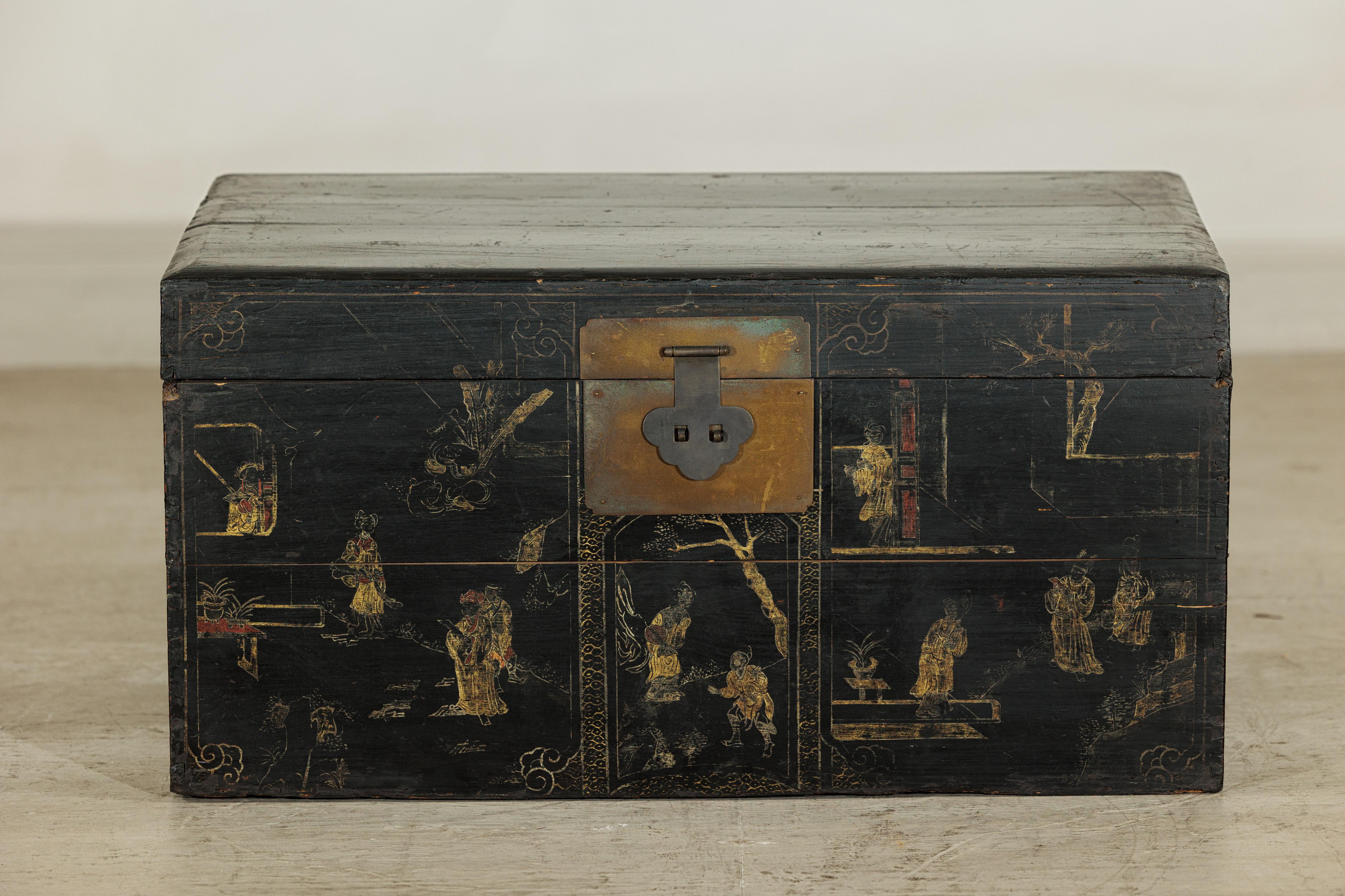 Coffre à couvertures laqué noir de Chine avec scènes figuratives peintes à la main en vente 7