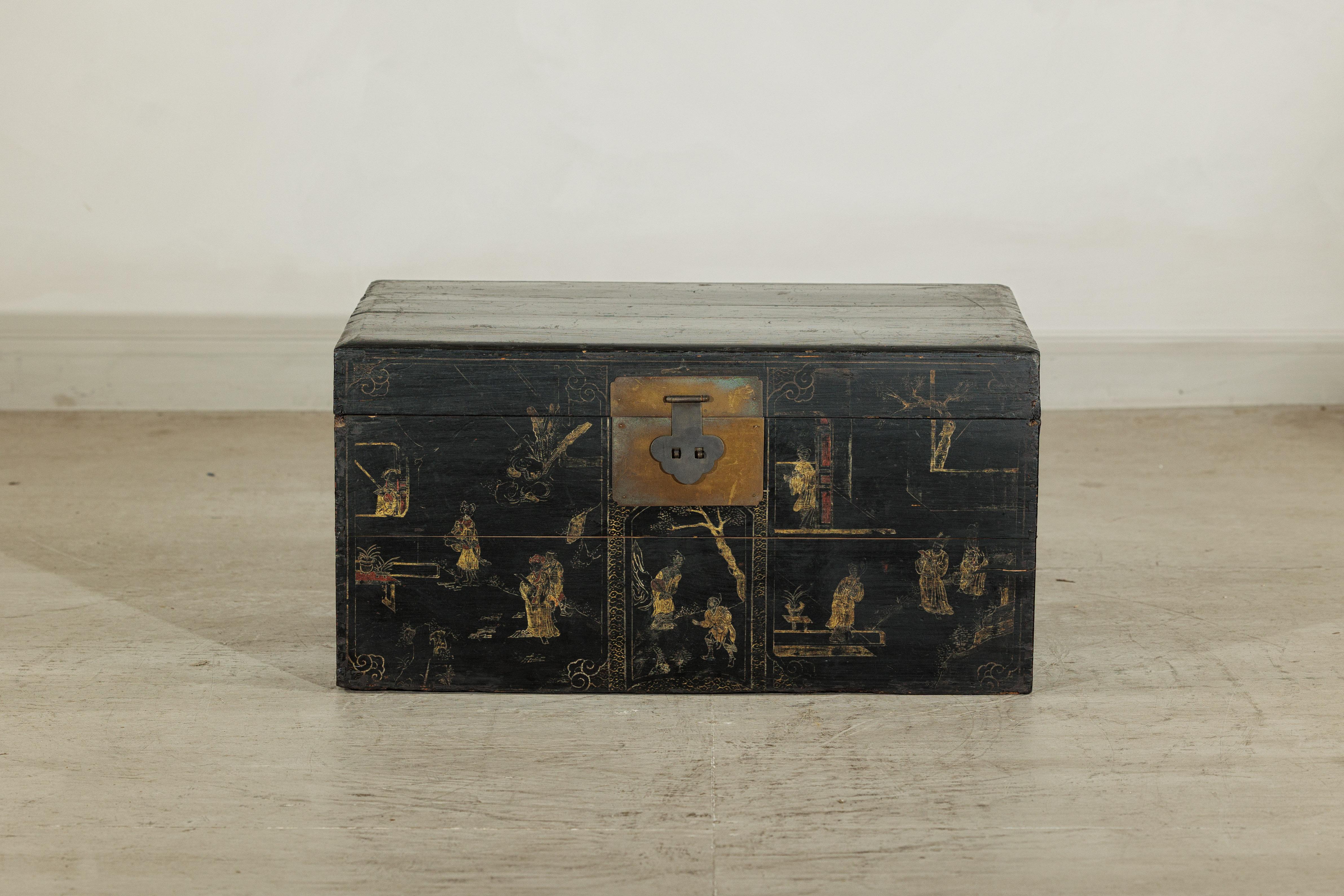 Chinois Coffre à couvertures laqué noir de Chine avec scènes figuratives peintes à la main en vente