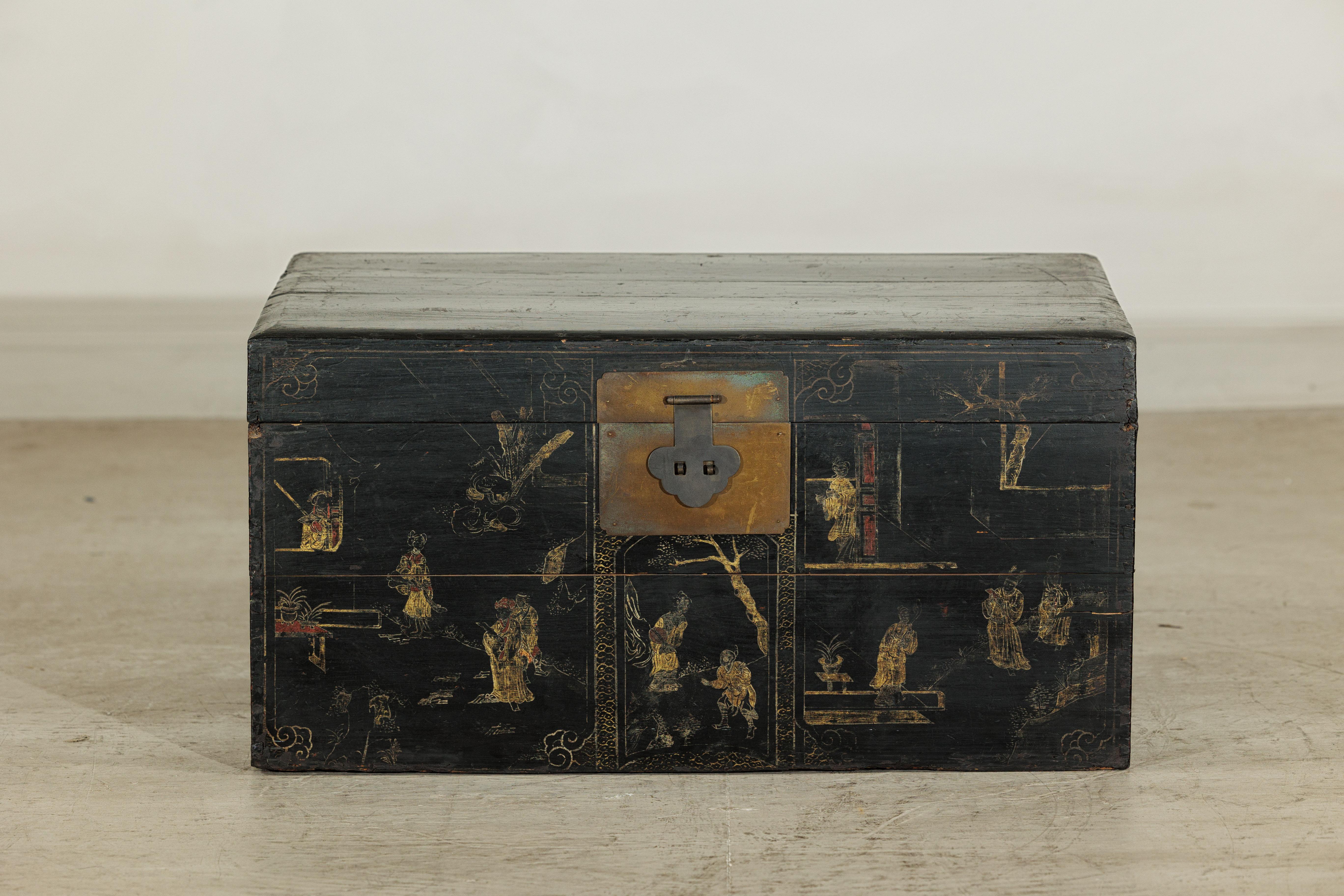 Laqué Coffre à couvertures laqué noir de Chine avec scènes figuratives peintes à la main en vente