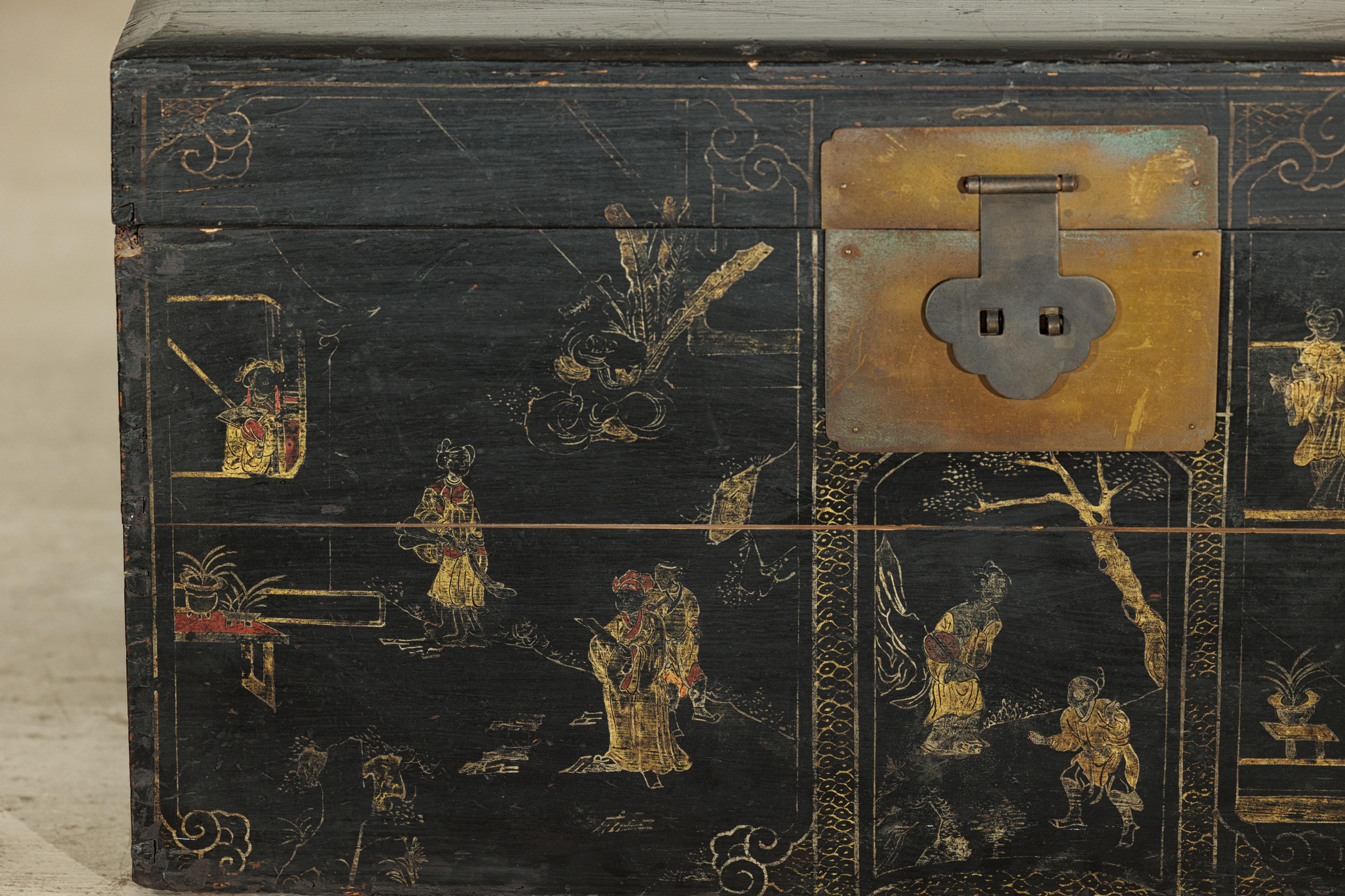 Coffre à couvertures laqué noir de Chine avec scènes figuratives peintes à la main Bon état - En vente à Yonkers, NY