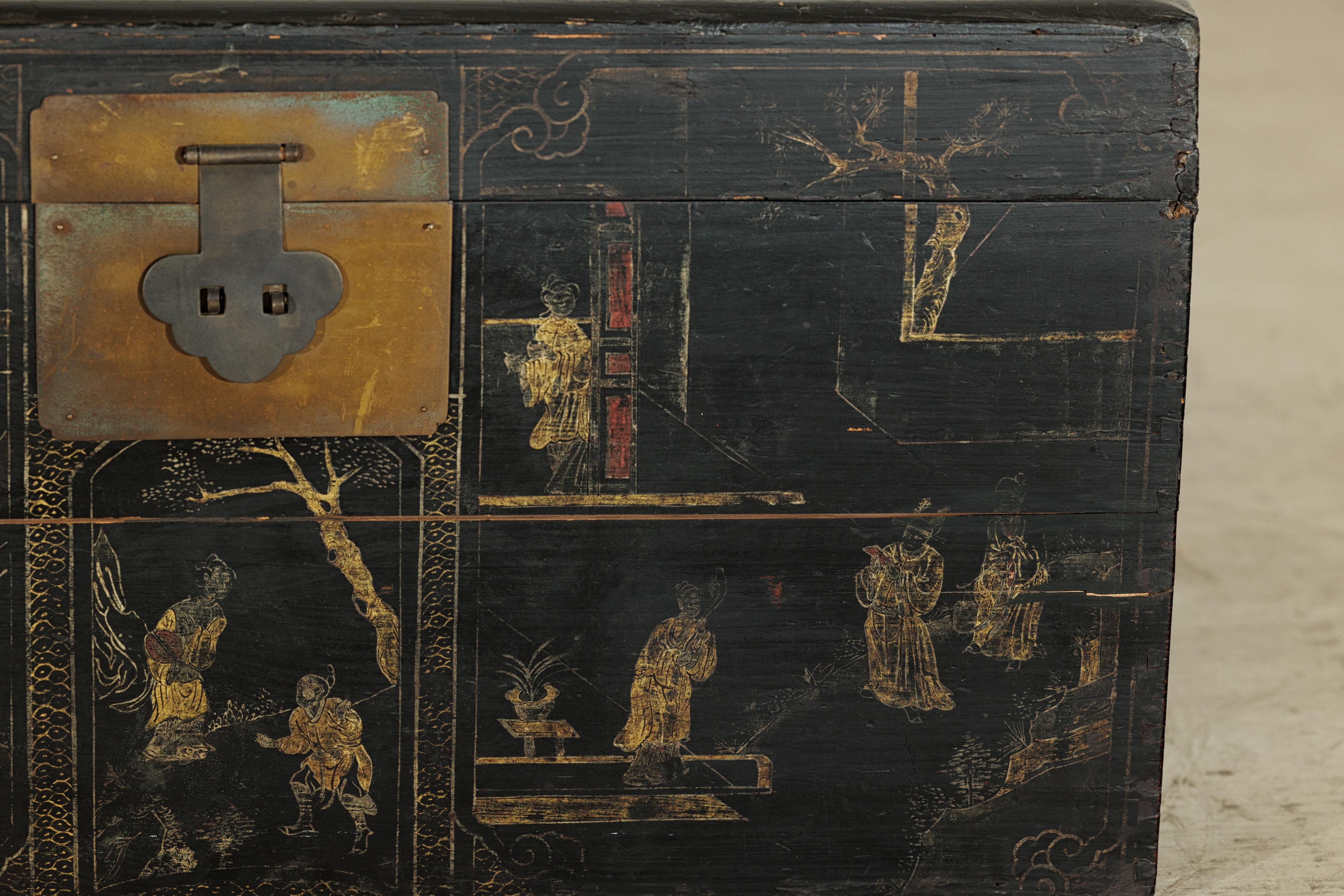 20ième siècle Coffre à couvertures laqué noir de Chine avec scènes figuratives peintes à la main en vente