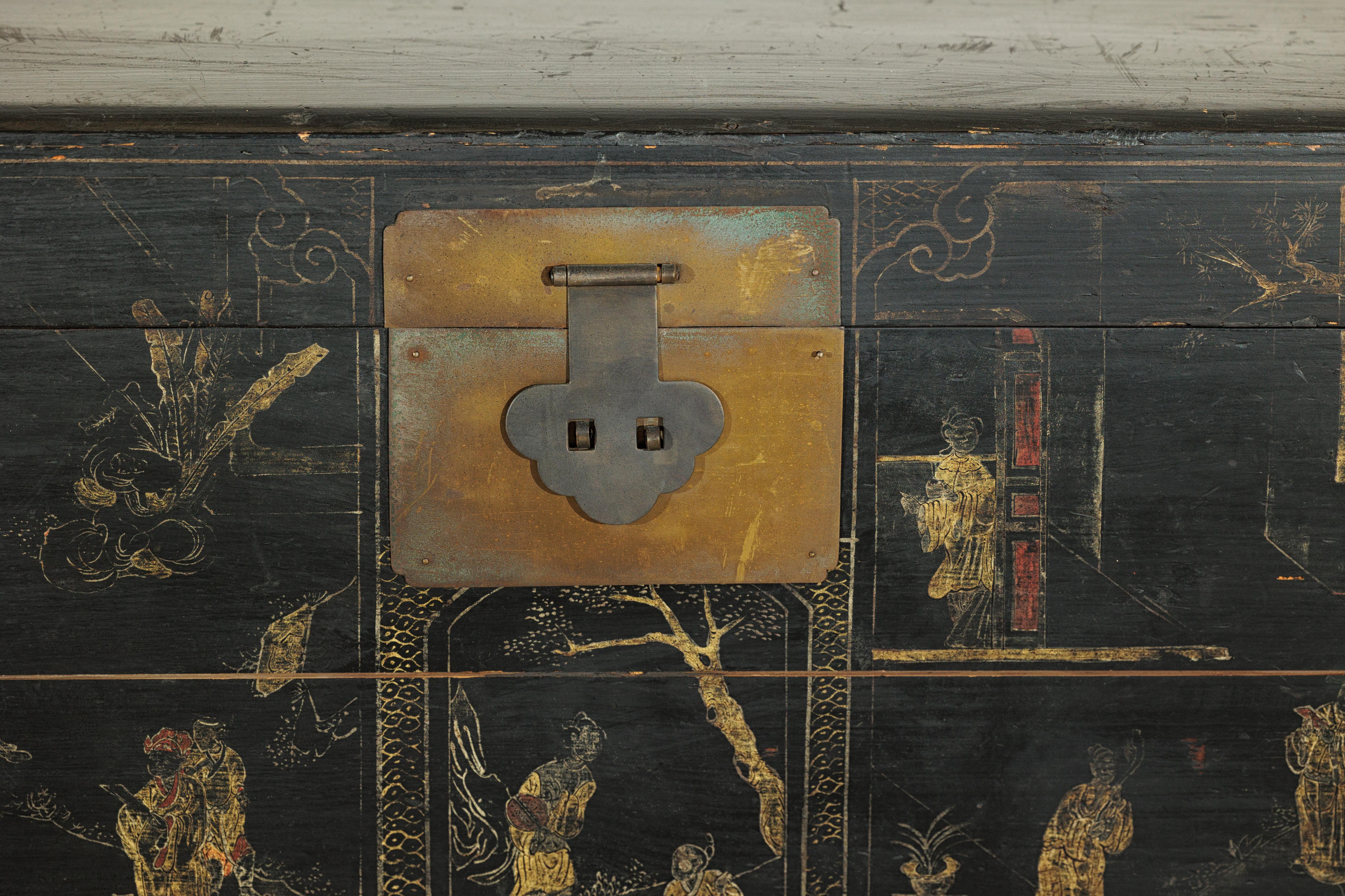 Laiton Coffre à couvertures laqué noir de Chine avec scènes figuratives peintes à la main en vente
