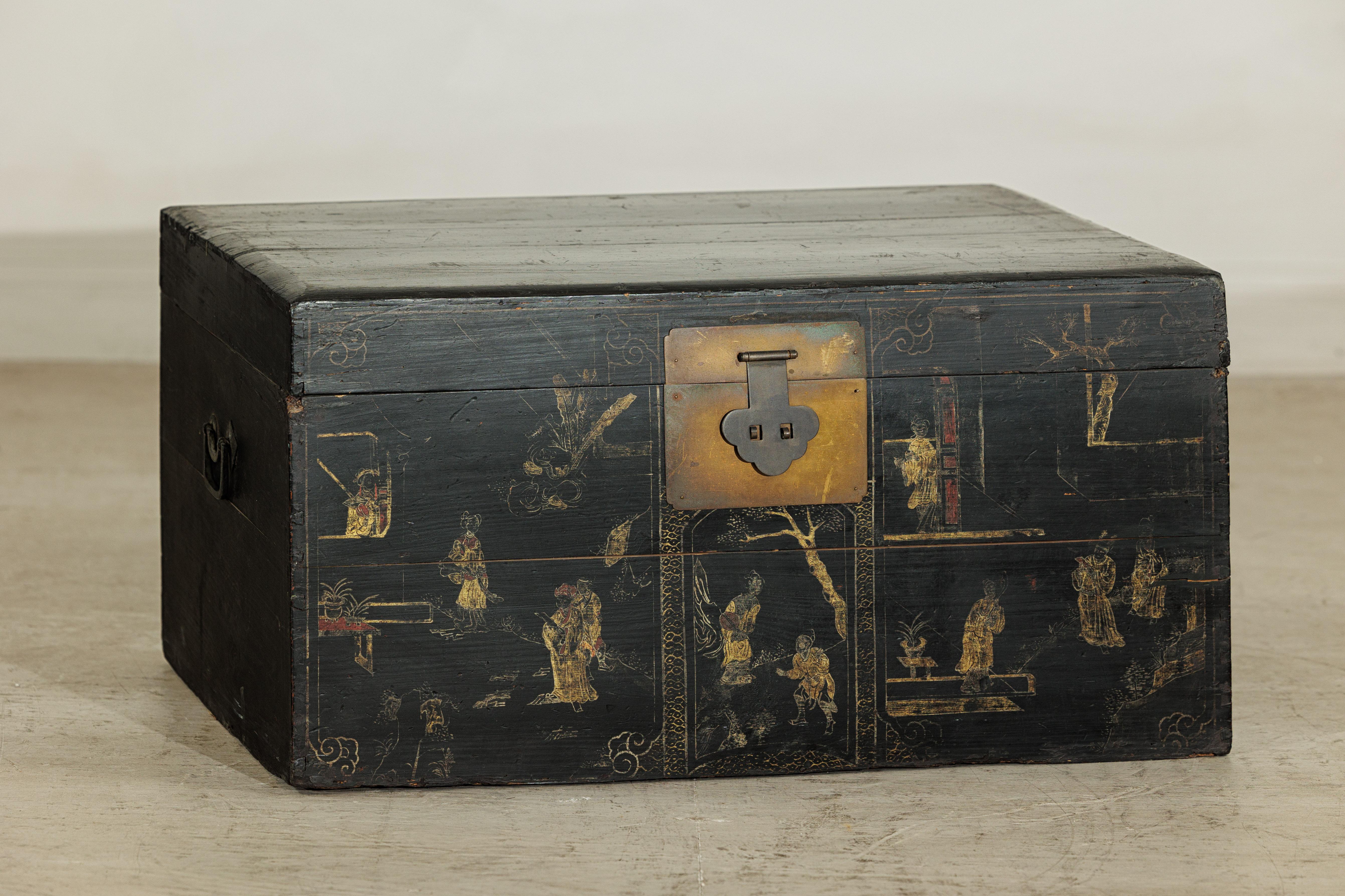 Coffre à couvertures laqué noir de Chine avec scènes figuratives peintes à la main en vente 1
