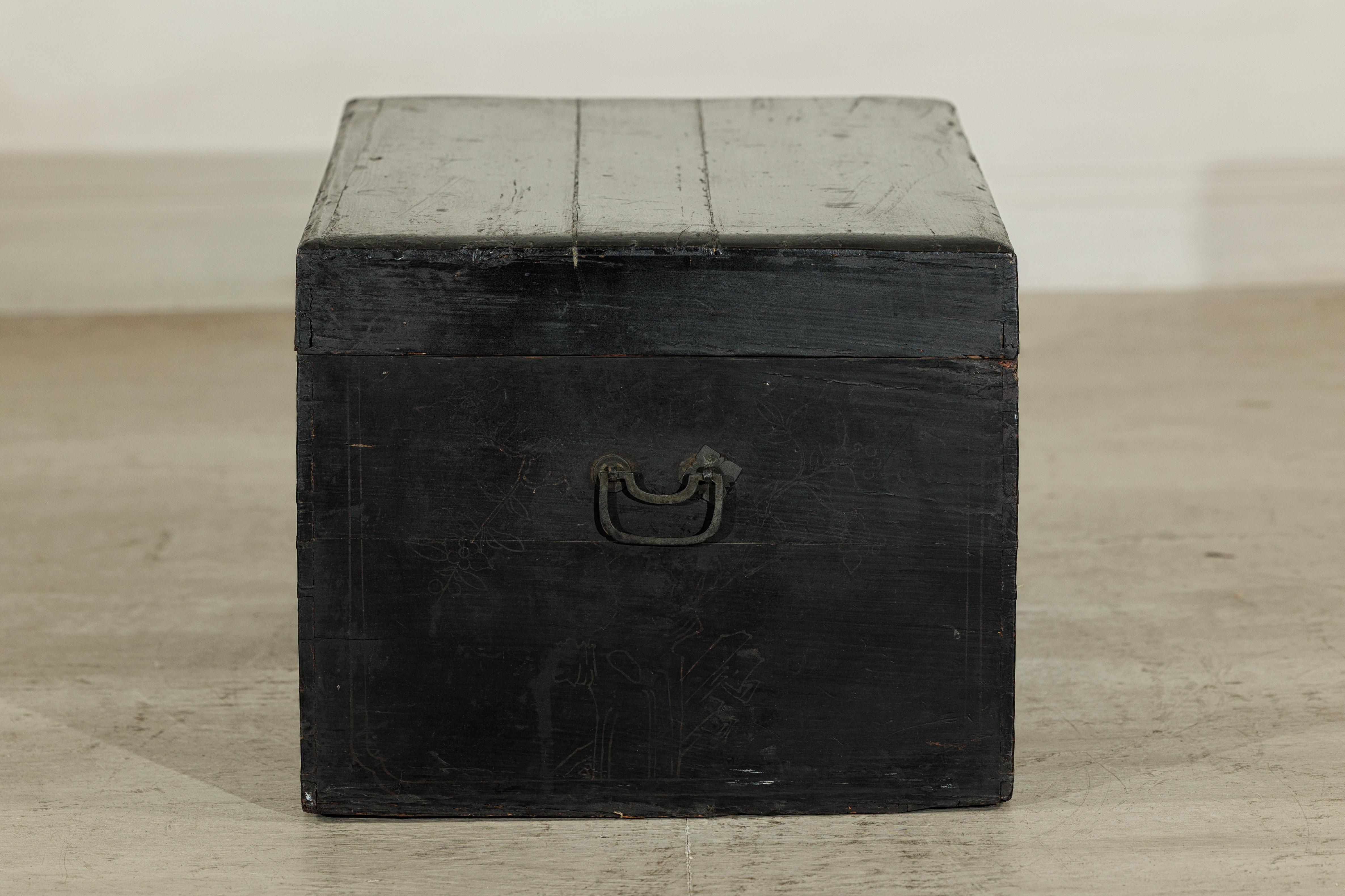 Coffre à couvertures laqué noir de Chine avec scènes figuratives peintes à la main en vente 2