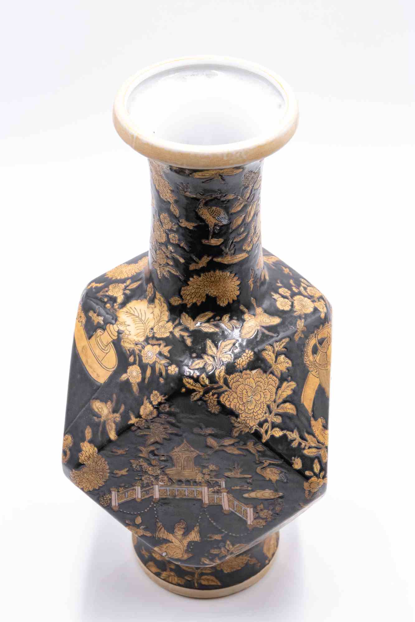 Vaso in porcellana cinese nera realizzato nel XX secolo.

Ottime condizioni.