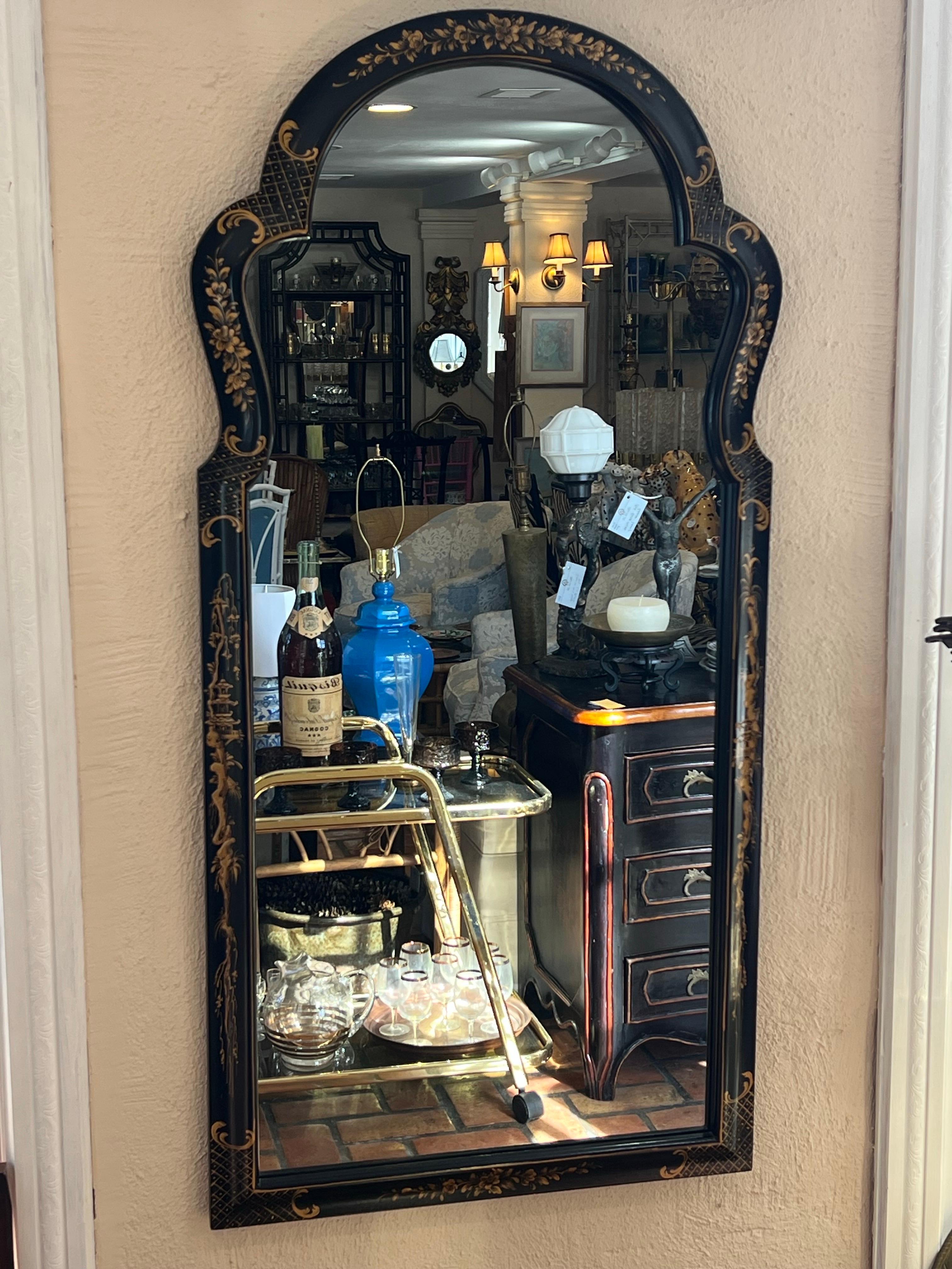 Miroir d'entrée Chinoiserie noir sculpté, Elegant et parfait pour une salle d'eau ou un couloir.
Accents asiatiques détaillés et dorés sur l'ensemble de la pièce.
